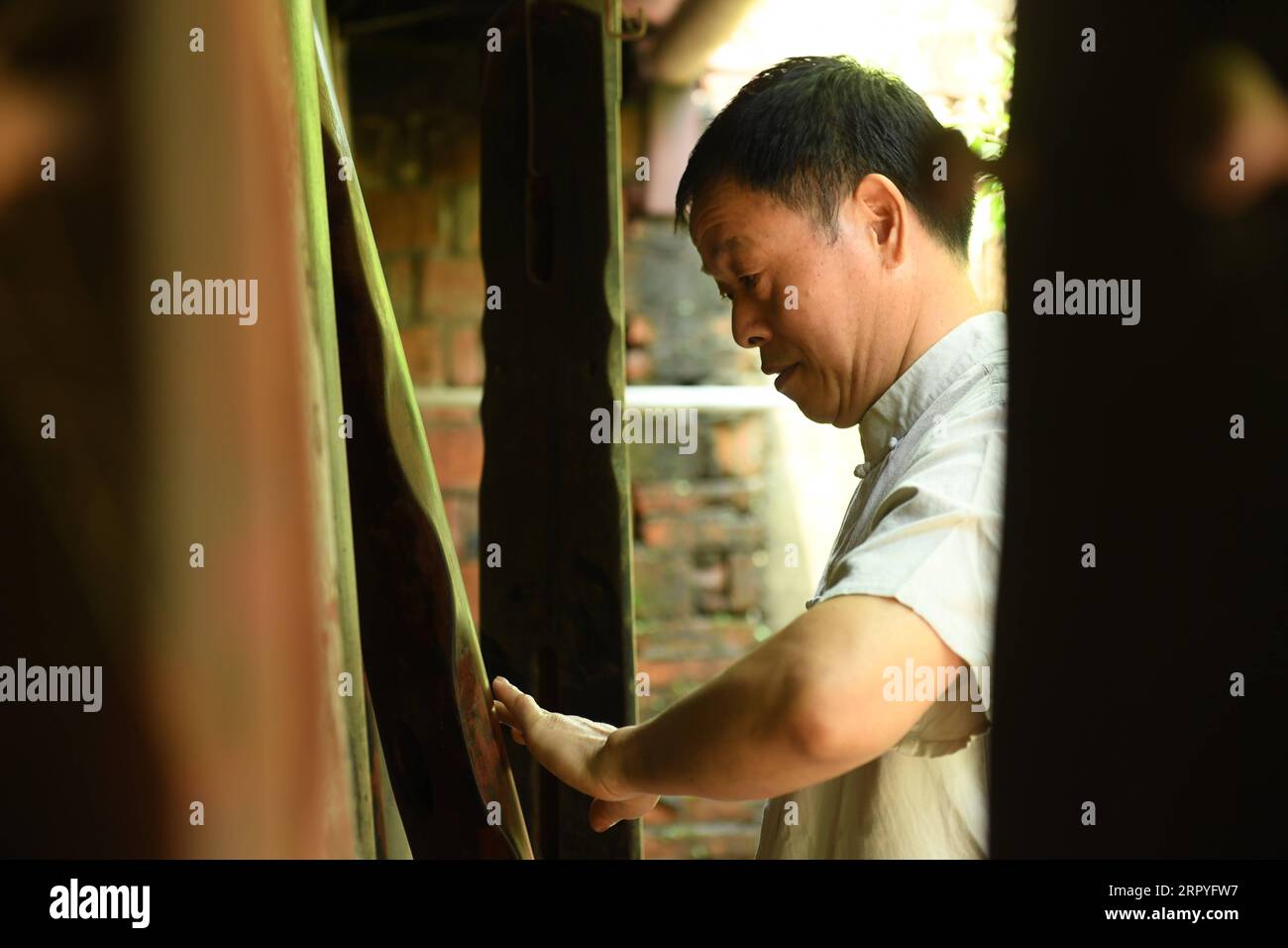 200630 -- HANGZHOU, 30 giugno 2020 -- ma Yuesi controlla Guqin, uno strumento musicale tradizionale cinese, a casa nel villaggio di Yalan del distretto di Yuhang di Hangzhou, nella provincia di Zhejiang nella Cina orientale, 30 giugno 2020. Ma Yuesi, 58 anni, scelse di diventare un Guqin Maker quando aveva 24 anni. Nel corso degli anni, come erede del patrimonio culturale intangibile, ma non smette mai di migliorare le sue abilità. Non ho mai fatto un Guqin perfetto, ha detto, se un giorno lo faccio, voglio scrivere un libro per tramandare l'artigianato alle generazioni future. CHINA-ZHEJIANG-HANGZHOU-GUQIN MAKER CN WENGXXINYANG PUBLICATIONXNOTXINXCHN Foto Stock