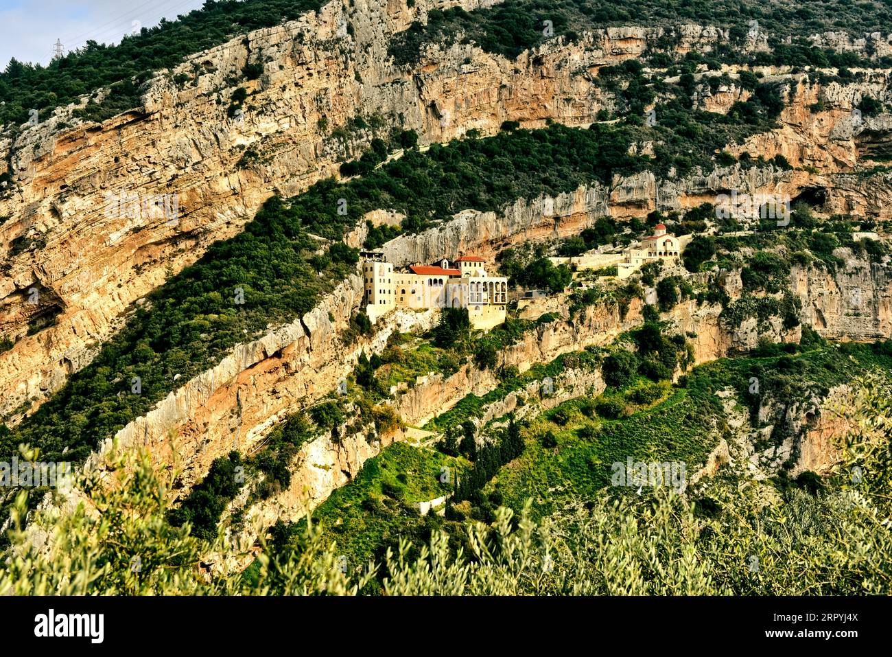 Monastero di Hamatoura, un monastero greco-ortodosso costruito su una parete rocciosa nel nord del Libano Foto Stock