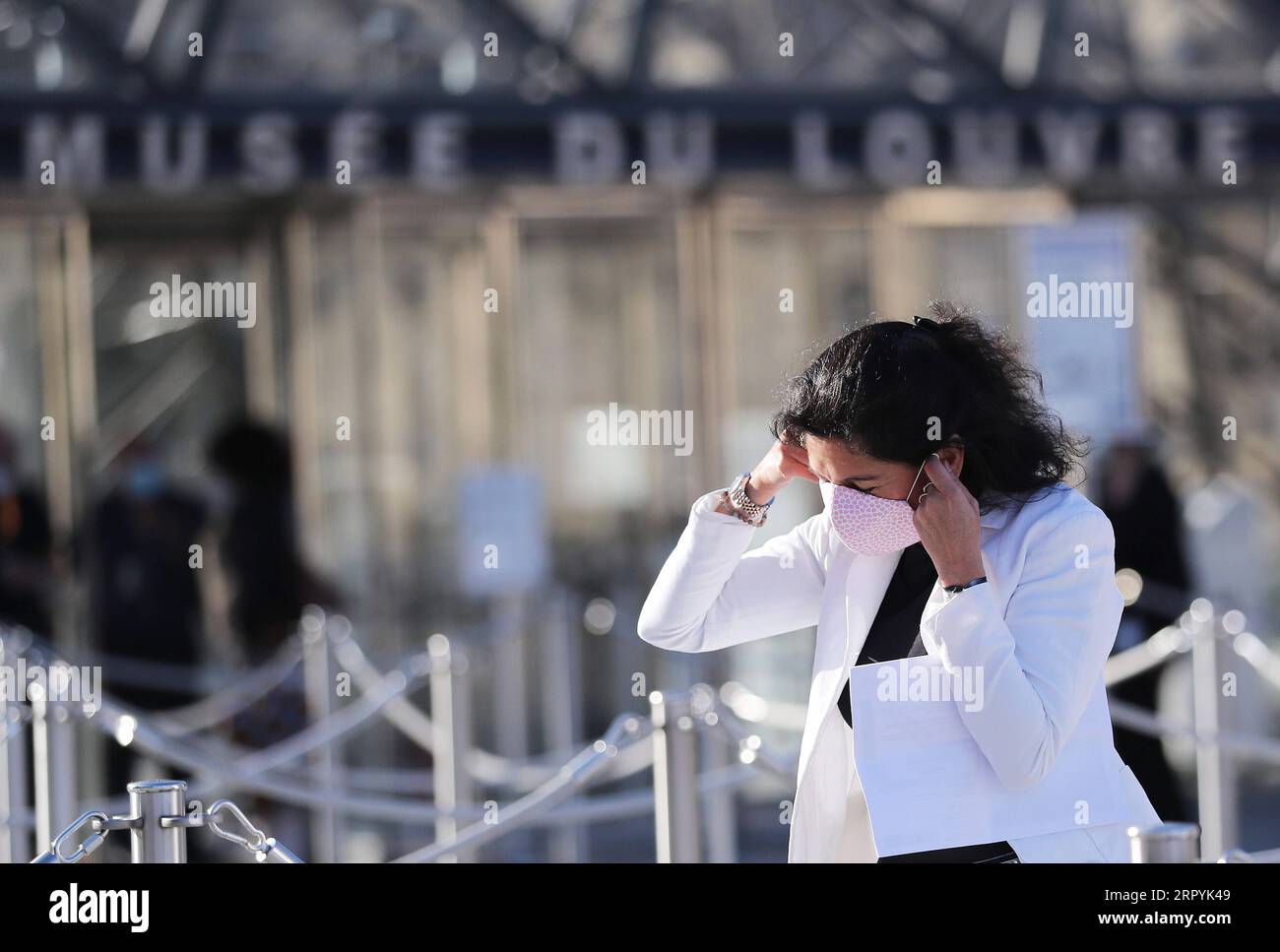 200706 -- PARIGI, 6 luglio 2020 -- Una donna indossa la maschera facciale e si prepara ad entrare al Museo del Louvre a Parigi, in Francia, 6 luglio 2020. Dopo tre mesi e mezzo di chiusura, il Louvre, uno dei musei più visitati al mondo, ha riaperto lunedì al pubblico, senza lunghe code di visitatori come prima della pandemia di COVID-19. FRANCE-PARIS-LOUVER MUSEUM-REOPENING GaoxJing PUBLICATIONxNOTxINxCHN Foto Stock