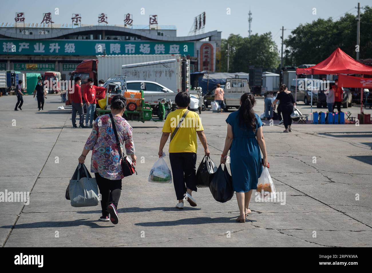 200707 -- PECHINO, 7 luglio 2020 -- persone che hanno finito la loro passeggiata in quarantena per prendere i loro veicoli al mercato Xinfadi di Pechino, capitale della Cina, 7 luglio 2020. Da martedì, le persone ad alto rischio di esposizione al mercato Xinfadi, saranno gradualmente rilasciate dalla quarantena. Il primo lotto di oltre 5.000 persone sarà rilasciato in modo ordinato, secondo le autorità del distretto di Fengtai. CINA-PECHINO-COVID-19-XINFADI MERCATO-QUARANTENA CN PENGXZIYANG PUBLICATIONXNOTXINXCHN Foto Stock