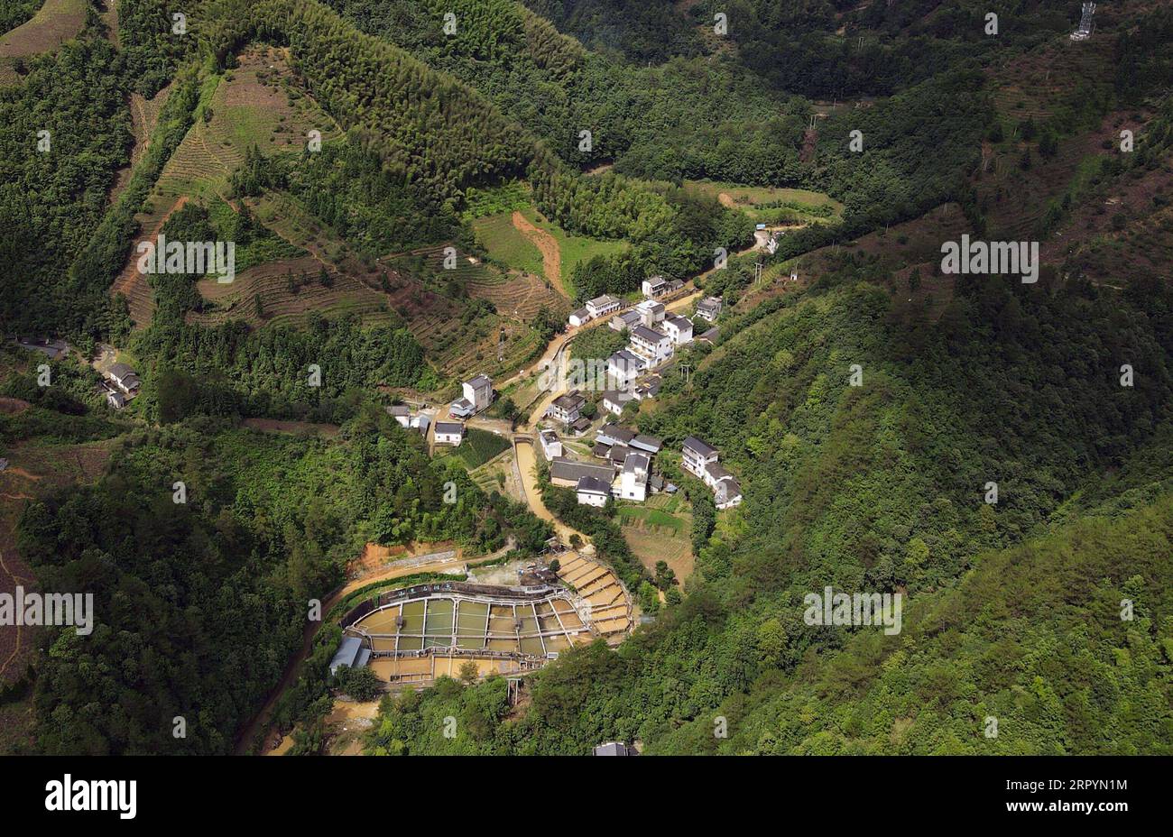 200709 -- HUANGSHAN, 9 luglio 2020 -- foto aerea scattata il 9 luglio 2020 mostra una vista del villaggio di Zhangcun nel distretto di Huizhou della città di Huangshan, nella provincia di Anhui della Cina orientale. Forti piogge colpirono il distretto di Huizhou della città di Huangshan, lasciando diversi villaggi inondati in vari gradi. Le autorità locali hanno rapidamente organizzato sforzi di risposta alle inondazioni per evacuare i residenti colpiti, riabilitare le strade distrutte e dragare fossati ostruiti dal limo. CHINA-ANHUI-HUANGSHAN-FLOOD-RESPONSE CN ZHOUXMU PUBLICATIONXNOTXINXCHN Foto Stock