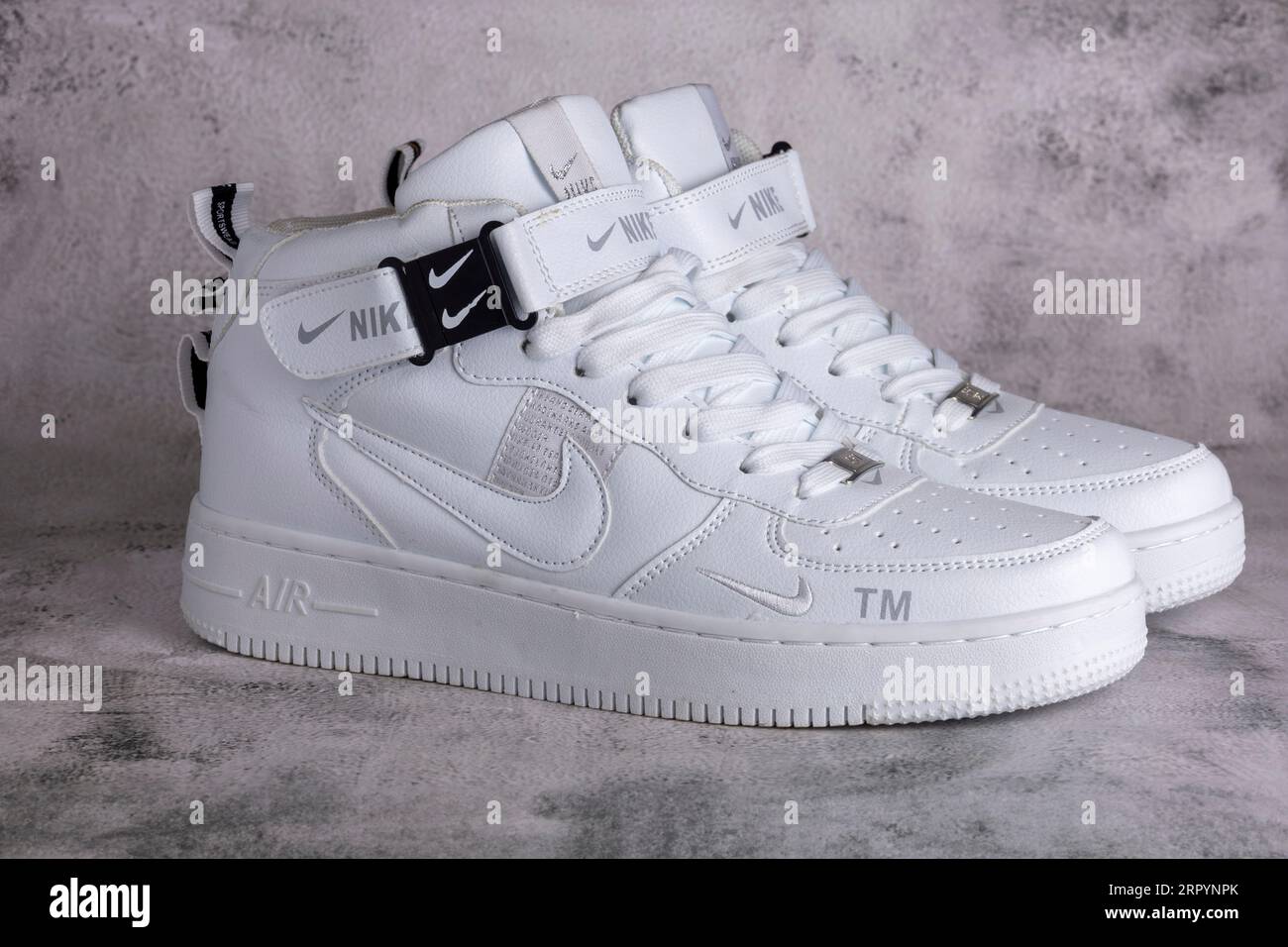 Kiev Ucraina 5 settembre 2023 Sneakers Nike Air Force bianche scattate isolate su sfondo grigio chiaro Foto stock Alamy