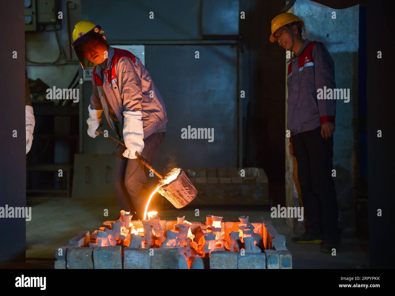 200712 -- PECHINO, 12 luglio 2020 -- Guo Zhongping R guida il suo apprendista si Peng nella fabbricazione di vasi di ferro a Jincheng, nella provincia dello Shanxi della Cina settentrionale, 10 luglio 2020. Il modo tradizionale di produrre vasi di ferro Jincheng include dozzine di procedure. Guo Zhongping, 52 anni, è un artigiano della produzione di vasi di ferro ed è principalmente responsabile della fusione. XINHUA FOTO DEL GIORNO ChaixTing PUBLICATIONxNOTxINxCHN Foto Stock