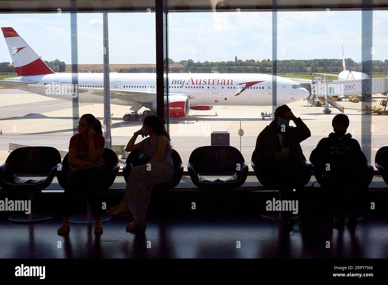 200715 -- VIENNA, 15 luglio 2020 Xinhua -- i passeggeri aspettano all'aeroporto internazionale di Vienna, Austria, il 15 luglio 2020. L'aeroporto di Vienna ha registrato un calo del 95,4% rispetto a 138.124 viaggiatori nel giugno 2020 rispetto all'anno precedente. Il volume di passeggeri accumulato nel periodo gennaio-giugno 2020 è sceso del 65,3%, raggiungendo 5,1 milioni. Foto di Georges Schneider/Xinhua AUSTRIA-VIENNA-COVID-19-AEROPORTO-RIDUZIONE DEL VOLUME DEI PASSEGGERI PUBLICATIONxNOTxINxCHN Foto Stock