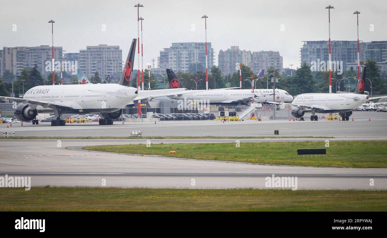 200716 - RICHMOND CANADA, 16 luglio 2020 -- gli aerei Air Canada sono stati visti all'Aeroporto Internazionale di Vancouver a Richmond, British Columbia, Canada, il 16 luglio 2020. Nel mese di luglio sono stati effettuati in totale 31 voli internazionali e nazionali che sono stati segnalati dal governo canadese per la possibile esposizione al nuovo coronavirus. I passeggeri vicini alle file interessate sono considerati stretti contatti e possono essere a rischio di esposizione, ha dichiarato il governo sul suo sito web. Foto di /Xinhua CANADA-RICHMOND-FLIGHTS-COVID-19 LiangxSen PUBLICATIONxNOTxINxCHN Foto Stock