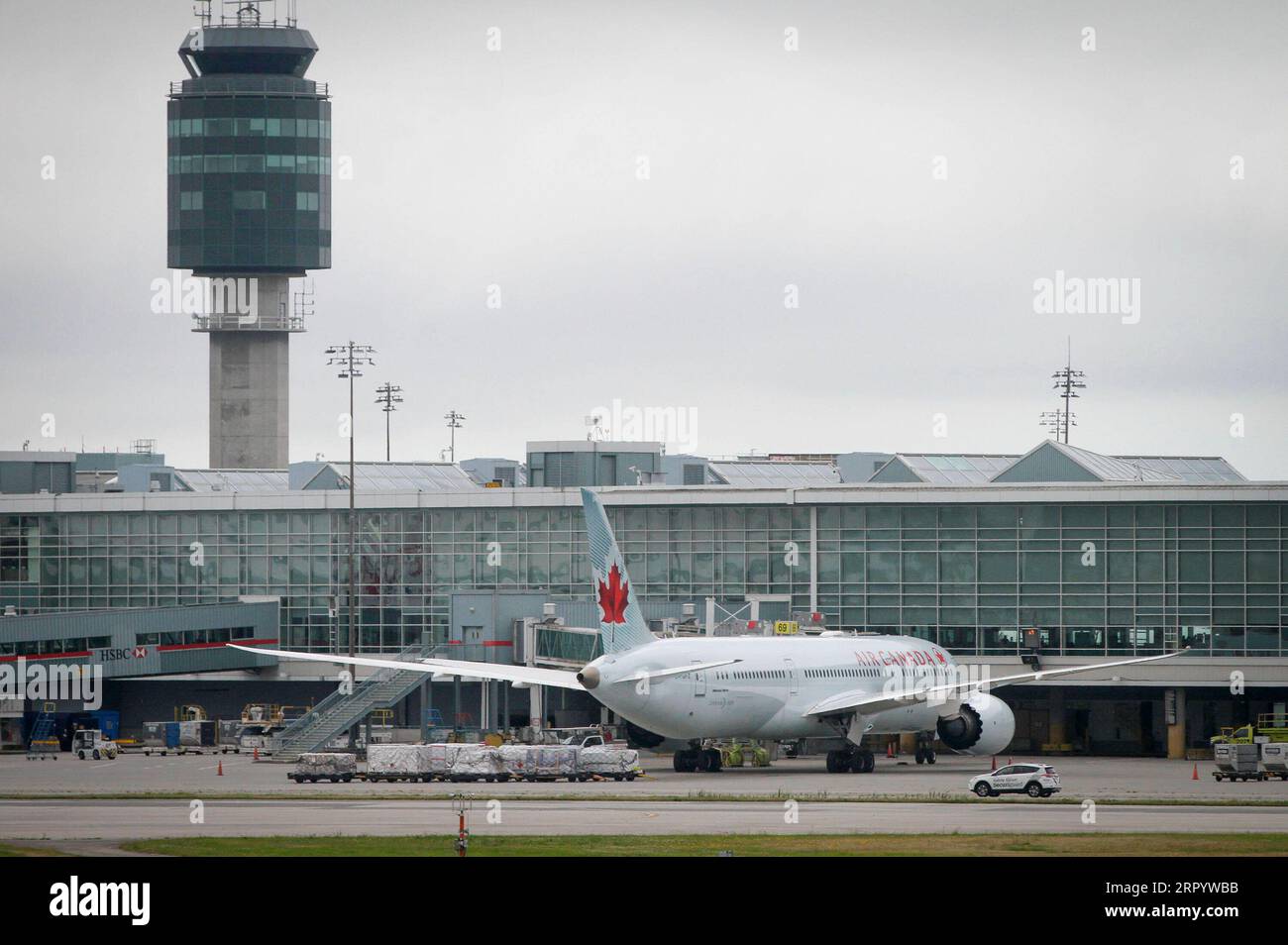 200716 - RICHMOND CANADA, 16 luglio 2020 - un aereo Air Canada è stato visto all'Aeroporto Internazionale di Vancouver a Richmond, British Columbia, Canada, il 16 luglio 2020. Nel mese di luglio sono stati effettuati in totale 31 voli internazionali e nazionali che sono stati segnalati dal governo canadese per la possibile esposizione al nuovo coronavirus. I passeggeri vicini alle file interessate sono considerati stretti contatti e possono essere a rischio di esposizione, ha dichiarato il governo sul suo sito web. Foto di /Xinhua CANADA-RICHMOND-FLIGHTS-COVID-19 LiangxSen PUBLICATIONxNOTxINxCHN Foto Stock