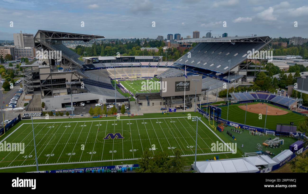 Seattle, Washington, USA. 5 settembre 2023. Vista aerea dell'Husky Stadium (ufficialmente Alaska Airlines Field presso Husky Stadium per scopi di sponsorizzazione) è uno stadio di calcio all'aperto nel nord-ovest degli Stati Uniti, situato nel campus dell'Università di Washington a Seattle, Washington. (Immagine di credito: © Walter G Arce Sr Grindstone medi/ASP) SOLO USO EDITORIALE! Non per USO commerciale! Foto Stock