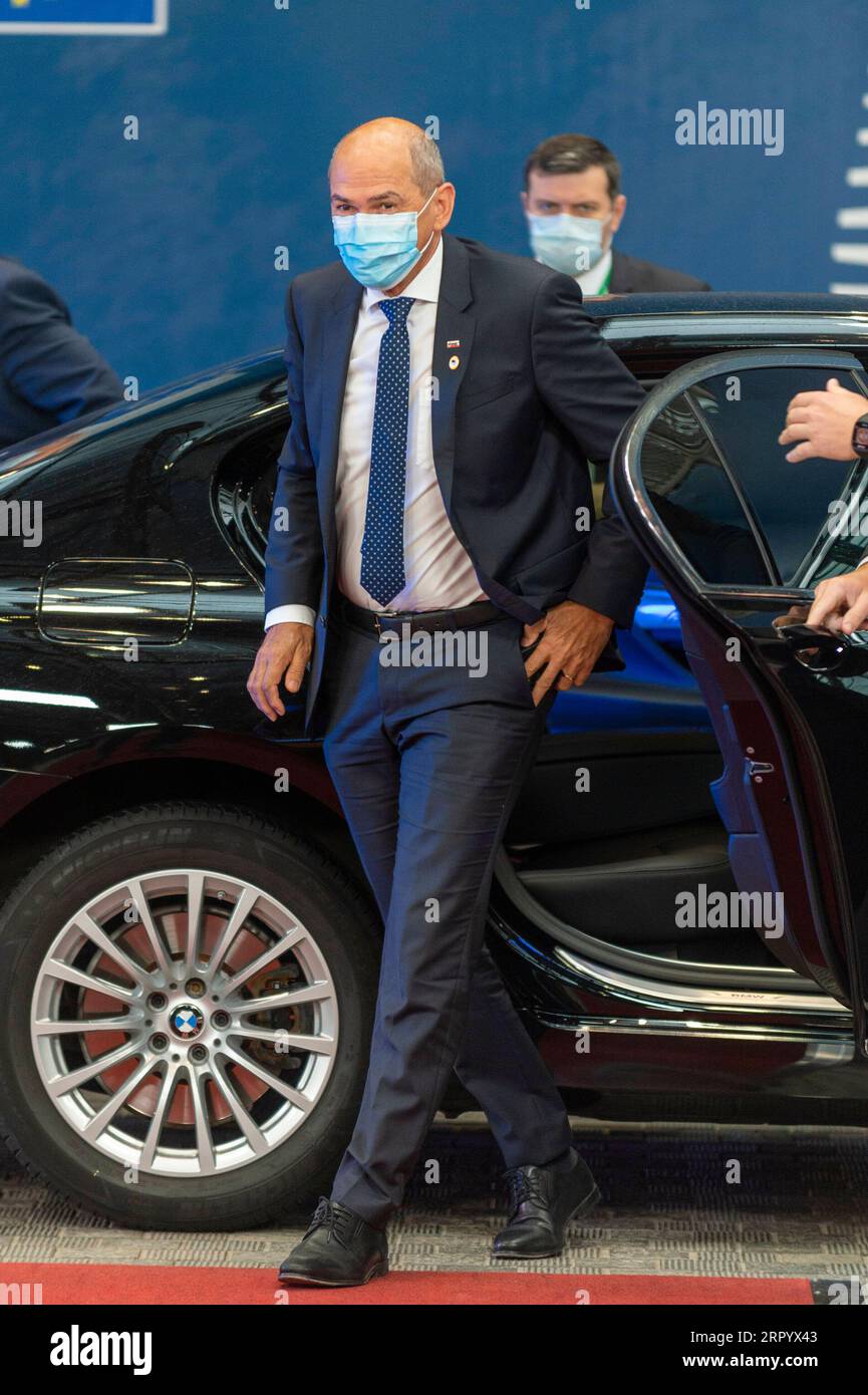200717 -- BRUXELLES, 17 luglio 2020 Xinhua -- il primo ministro sloveno Janez Jansa arriva per una riunione speciale del Consiglio europeo presso la sede centrale dell'UE a Bruxelles, il 17 luglio 2020. Venerdì e sabato l’UE tiene una riunione straordinaria del Consiglio europeo sul prossimo bilancio a lungo termine dell’UE e sul pacchetto per la ripresa in risposta alla crisi COVID-19. Unione europea/documentazione tramite Xinhua BELGIO-BRUXELLES-UE-CONSIGLIO EUROPEO-RIUNIONE PUBLICATIONxNOTxINxCHN Foto Stock