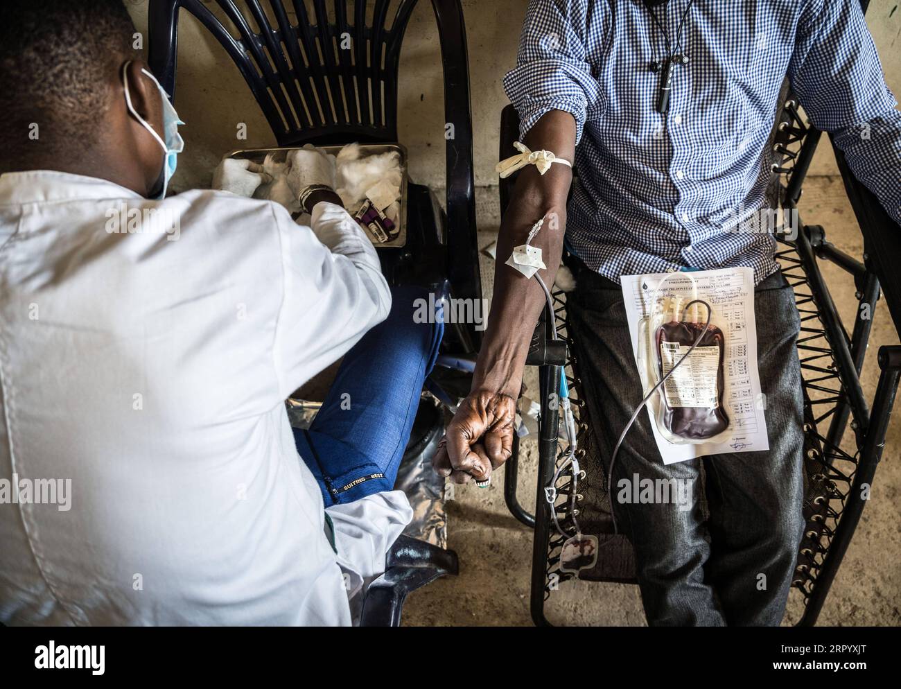 200718 -- DAKAR, 18 luglio 2020 Xinhua -- Un donatore fa il pugno per accelerare il flusso di sangue in una sacca di sangue a Dakar, Senegal, 17 luglio 2020. Mentre il nuovo coronavirus ha travolto il Senegal, sempre più medici e pazienti nel paese dell'Africa occidentale sono venuti a sentire uno dei dolori esacerbati dalla pandemia - la carenza di sangue. A maggio, due mesi dopo che il primo caso è stato registrato qui, l'afflusso di sangue ha iniziato a diminuire, ha detto Saliou Diop, direttore del National Center for Blood Transfusion CNT. COSA FARE: Caratteristica: La pandemia di COVID-19 peggiora l'afflusso di sangue negli ospedali senegalesi Foto Stock