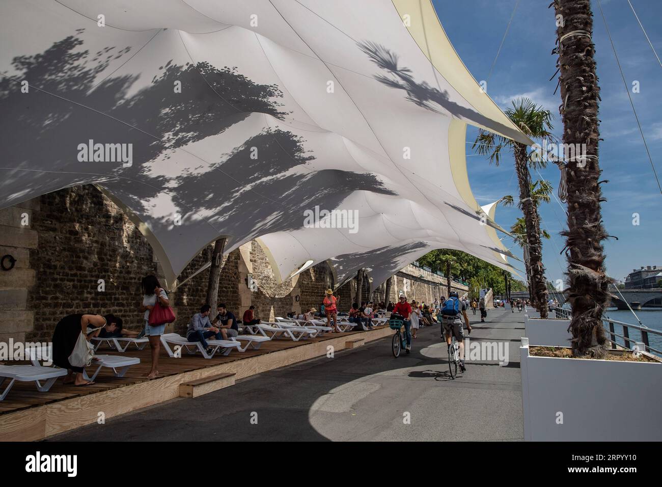 200718 -- PARIGI, 18 luglio 2020 Xinhua -- le persone si divertono lungo la Senna durante l'evento Paris Plages a Parigi, in Francia, il 18 luglio 2020. L'evento sulla spiaggia di Parigi Plages si tiene dal 18 luglio al 30 agosto e offre eventi e attività sulle rive della Senna e del Bassin de la Villette. Foto di Aurelien Morissard/Xinhua FRANCE-PARIS-PARIS PLAGES PUBLICATIONxNOTxINxCHN Foto Stock