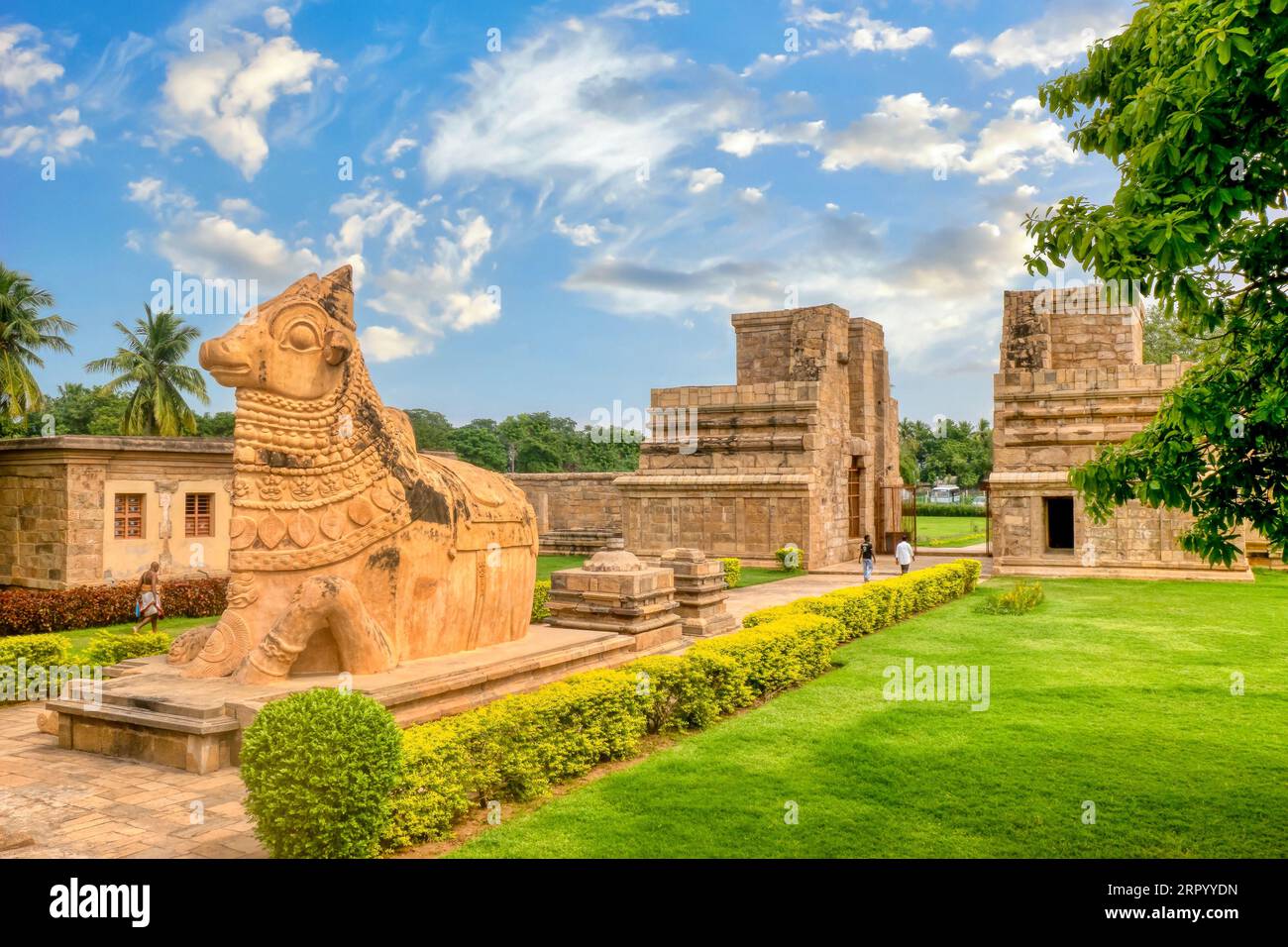 Tanjore, Tamil Nadu, India, 9 dicembre 2013. Il complesso Hindu Gangaikonda Cholapuram Temple, con una grande statua di toro di granito. Foto Stock