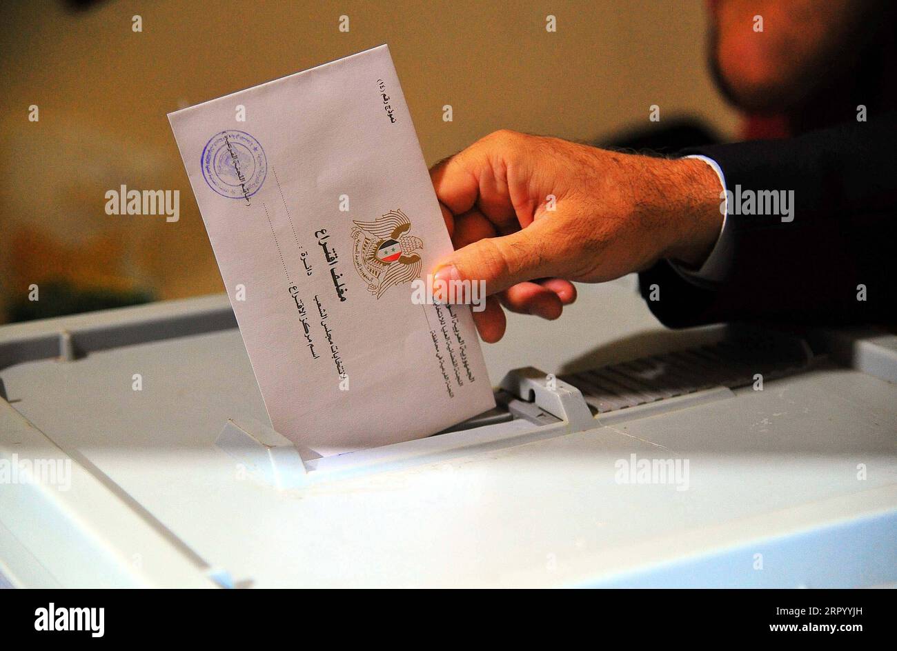 200719 -- DAMASCO, 19 luglio 2020 -- Un votante pronuncia il suo voto durante le elezioni parlamentari a Damasco, capitale della Siria, il 19 luglio 2020. Le elezioni parlamentari in Siria sono iniziate domenica, le tre elezioni durante la guerra lunga più di nove anni, tra la partecipazione del presidente Bashar al-Assad e di sua moglie asma. Foto di /Xinhua SIRIA-DAMASCO-ELEZIONI PARLAMENTARI AmmarxSafarjalani PUBLICATIONxNOTxINxCHN Foto Stock
