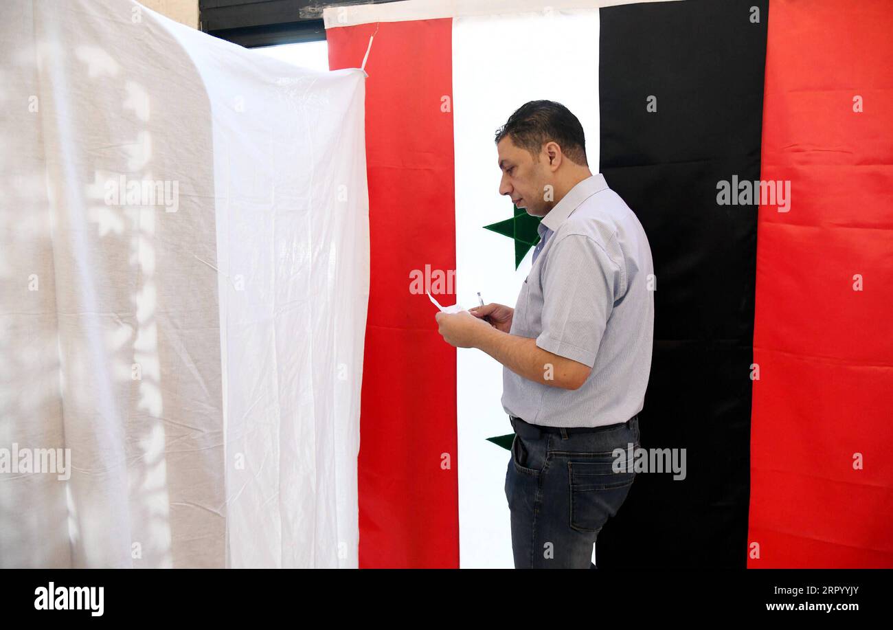 200719 -- DAMASCO, 19 luglio 2020 -- Un elettore entra in una stanza per votare durante le elezioni parlamentari a Damasco, capitale della Siria, il 19 luglio 2020. Le elezioni parlamentari in Siria sono iniziate domenica, le tre elezioni durante la guerra lunga più di nove anni, tra la partecipazione del presidente Bashar al-Assad e di sua moglie asma. Foto di /Xinhua SIRIA-DAMASCO-ELEZIONI PARLAMENTARI AmmarxSafarjalani PUBLICATIONxNOTxINxCHN Foto Stock