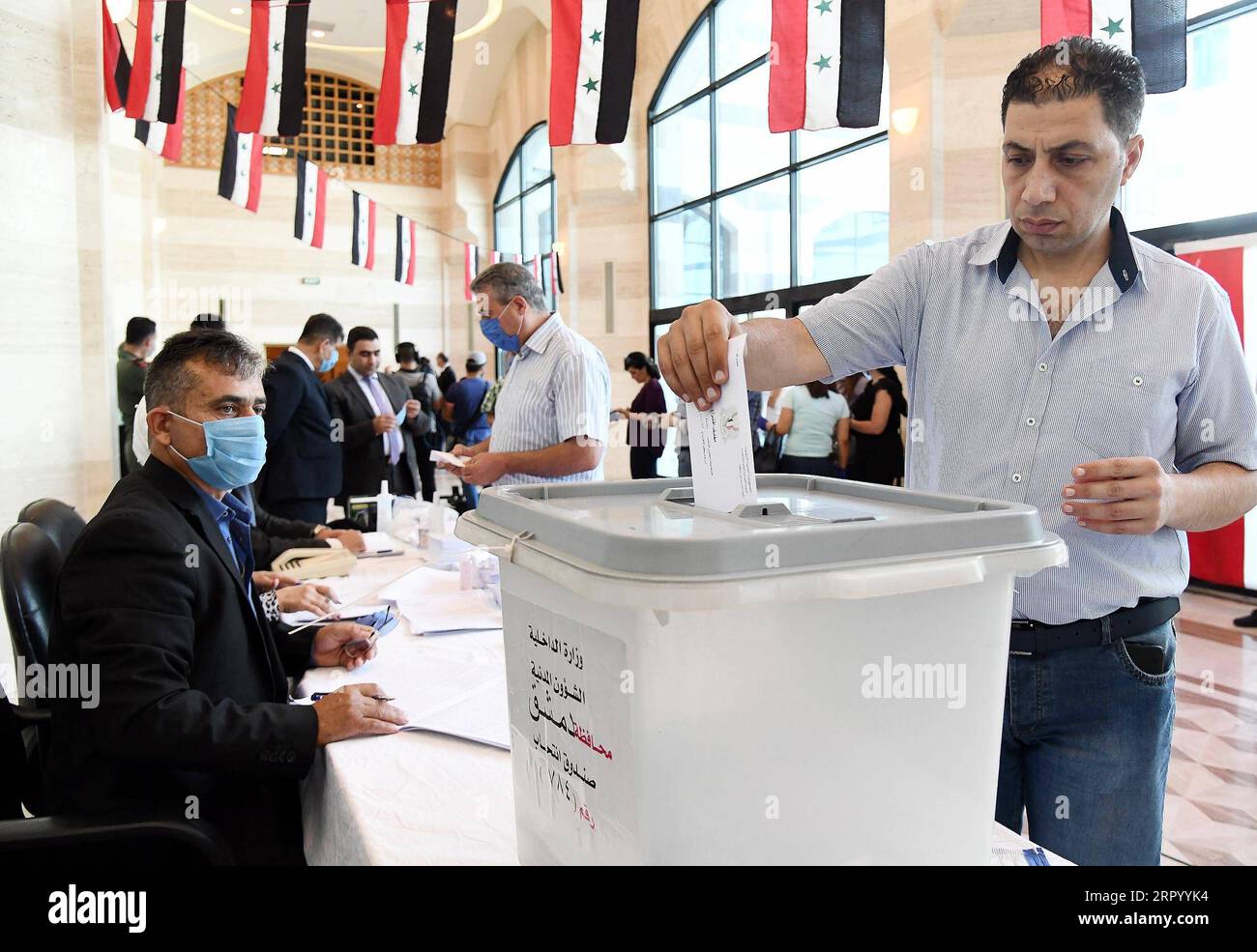 News Bilder des Tages 200719 -- DAMASCO, 19 luglio 2020 -- Un votante pronuncia il suo voto durante le elezioni parlamentari a Damasco, capitale della Siria, il 19 luglio 2020. Le elezioni parlamentari in Siria sono iniziate domenica, le tre elezioni durante la guerra lunga più di nove anni, tra la partecipazione del presidente Bashar al-Assad e di sua moglie asma. Foto di /Xinhua SIRIA-DAMASCO-ELEZIONI PARLAMENTARI AmmarxSafarjalani PUBLICATIONxNOTxINxCHN Foto Stock