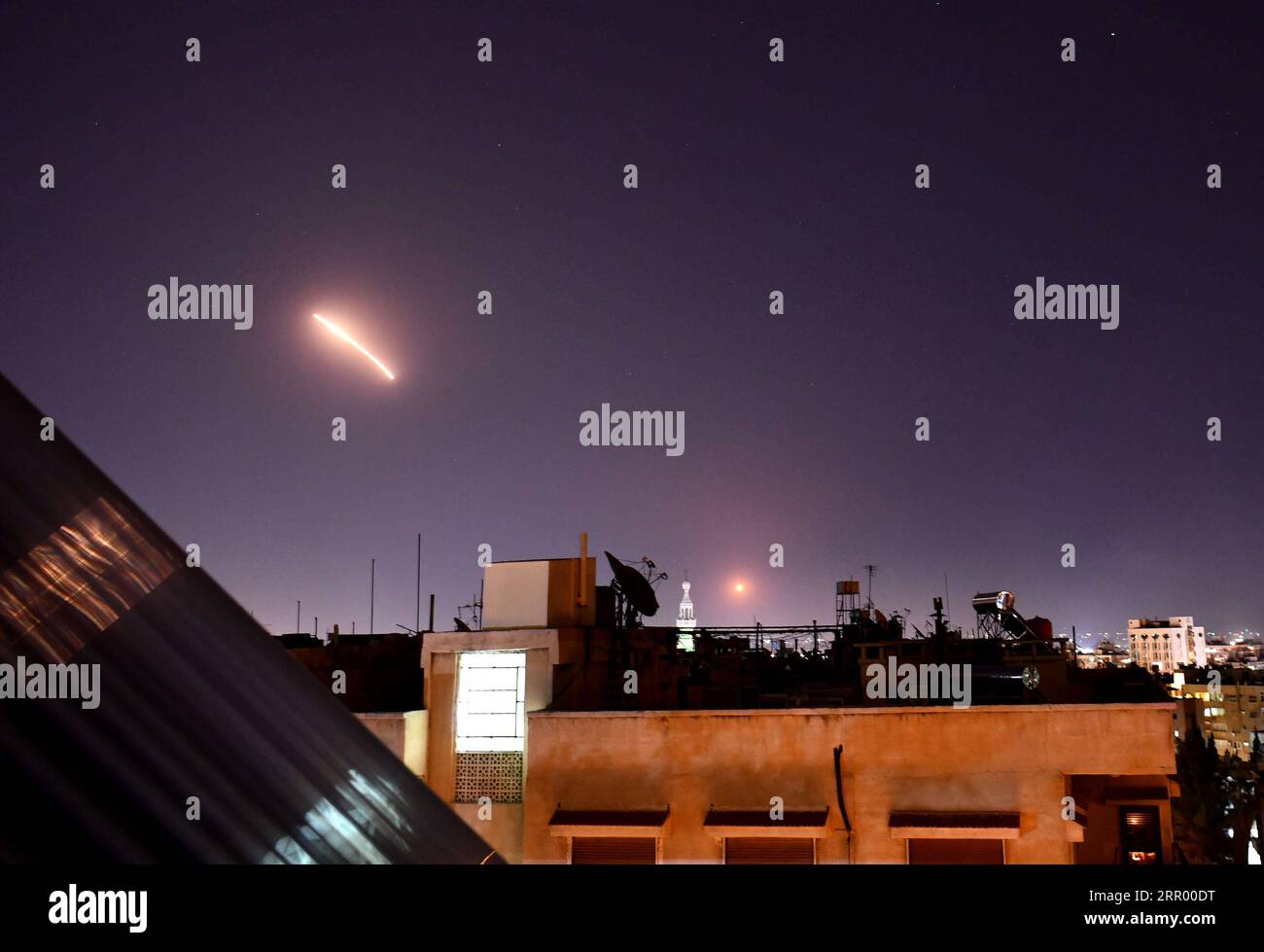 200720 -- DAMASCO, 20 luglio 2020 -- missile siriano di difesa aerea è visto nel cielo sopra Damasco, capitale della Siria, il 20 luglio 2020. Le difese aeree siriane hanno risposto a un attacco missilistico israeliano sulla capitale Damasco lunedì sera, ha riferito l'agenzia di stampa statale sana. Foto di /Xinhua SIRIA-DAMASCO-ISRAELE ATTACCO-DIFESE AEREE-MISSILI AmmarxSafarjalani PUBLICATIONxNOTxINxCHN Foto Stock