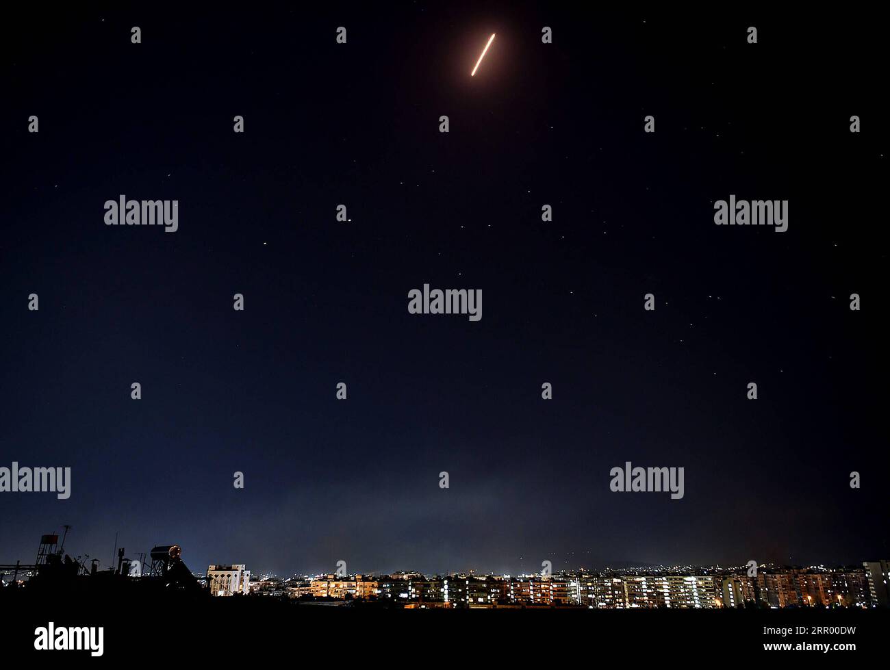 200720 -- DAMASCO, 20 luglio 2020 -- missile siriano di difesa aerea è visto nel cielo sopra Damasco, capitale della Siria, il 20 luglio 2020. Le difese aeree siriane hanno risposto a un attacco missilistico israeliano sulla capitale Damasco lunedì sera, ha riferito l'agenzia di stampa statale sana. Foto di /Xinhua SIRIA-DAMASCO-ISRAELE ATTACCO-DIFESE AEREE-MISSILI AmmarxSafarjalani PUBLICATIONxNOTxINxCHN Foto Stock