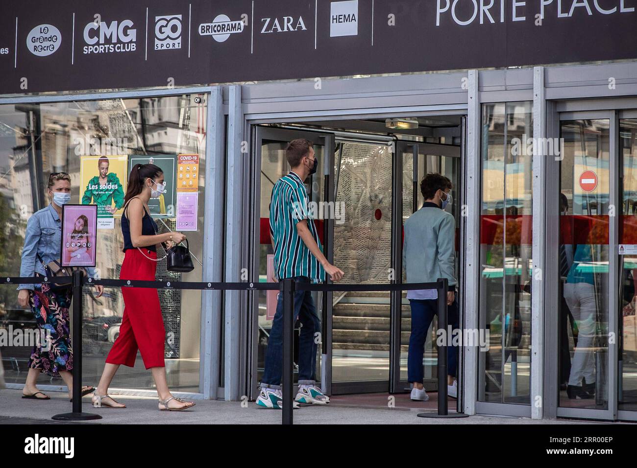 200720 -- PARIGI, 20 luglio 2020 Xinhua -- persone che indossano maschere facciali sono viste in un centro commerciale a Parigi, in Francia, 20 luglio 2020. L'ordine del governo francese di rendere obbligatorio indossare la maschera è entrato in vigore lunedì tra i segni di preoccupante accelerazione della circolazione del virus e il numero crescente di cluster. Chiunque si rifiuti di applicare il decreto di indossare la maschera in spazi pubblici chiusi pagherà una multa di 135 euro 154,7 dollari USA. Foto di Aurelien Morissard/Xinhua FRANCE-PARIS-COVID-19-MASK CHE INDOSSA LA PUBLICATIONxNOTxINxCHN OBBLIGATORIA Foto Stock