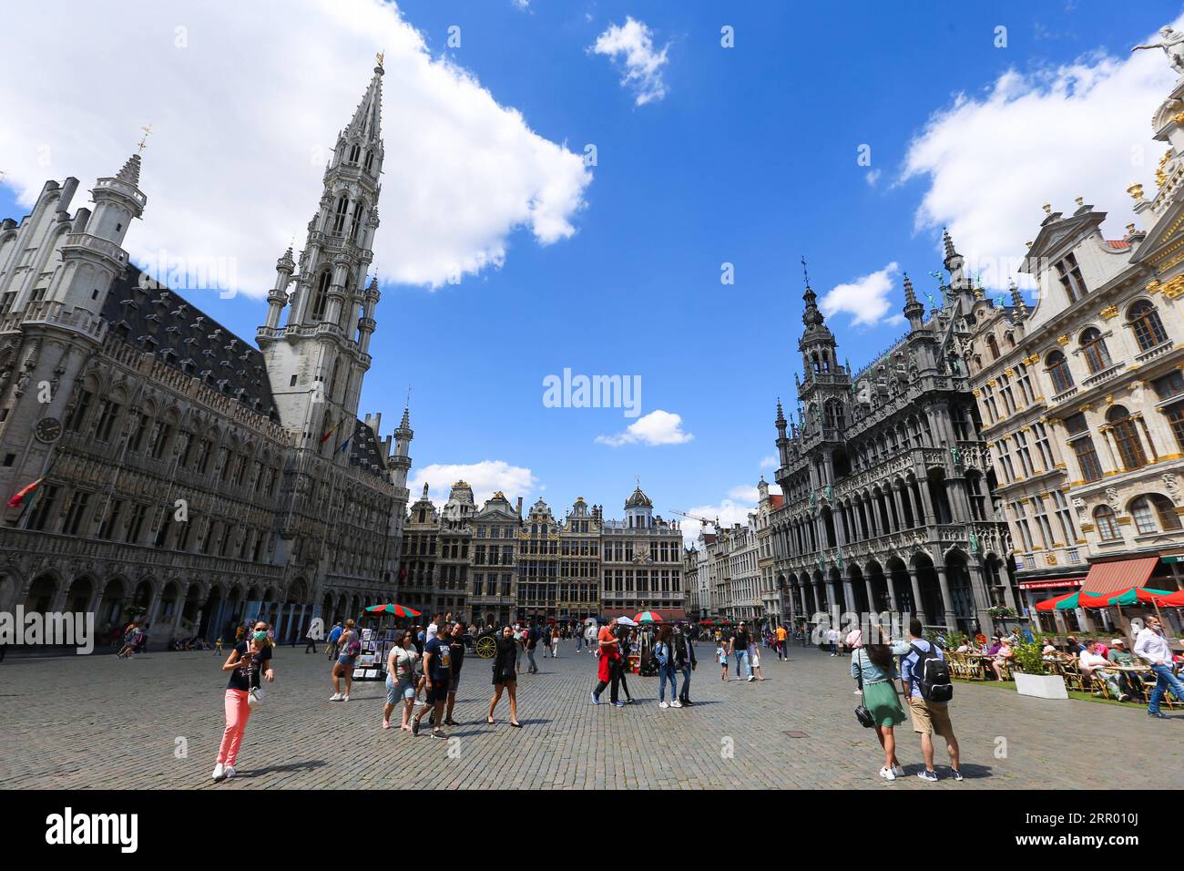 200721 -- BRUXELLES, 21 luglio 2020 -- le persone visitano la Grand Place nella giornata nazionale del Belgio a Bruxelles, in Belgio, 21 luglio 2020. BELGIO-BRUXELLES-VITA QUOTIDIANA ZhengxHuansong PUBLICATIONxNOTxINxCHN Foto Stock