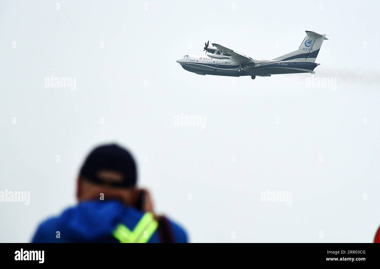 200726 -- RIZHAO, 26 luglio 2020 -- un aereo anfibio AG600 Kunlong decolla presso l'aeroporto di Rizhao Shanzihe a Rizhao, provincia dello Shandong della Cina orientale, 26 luglio 2020. Il grande velivolo anfibio AG600 sviluppato in modo indigeno è riuscito nel suo primo volo sul mare domenica mattina a Qingdao, nella provincia orientale dello Shandong della Cina, ha annunciato il suo sviluppatore. L'aereo decollò dal mare al largo di Qingdao alle 10:18 del mattino e completò il volo di prova dopo aver volato per circa 31 minuti, ha detto Aviation Industry Corporation of China AVIC, azienda di proprietà statale. Il volo inaugurale di successo dal mare Foto Stock