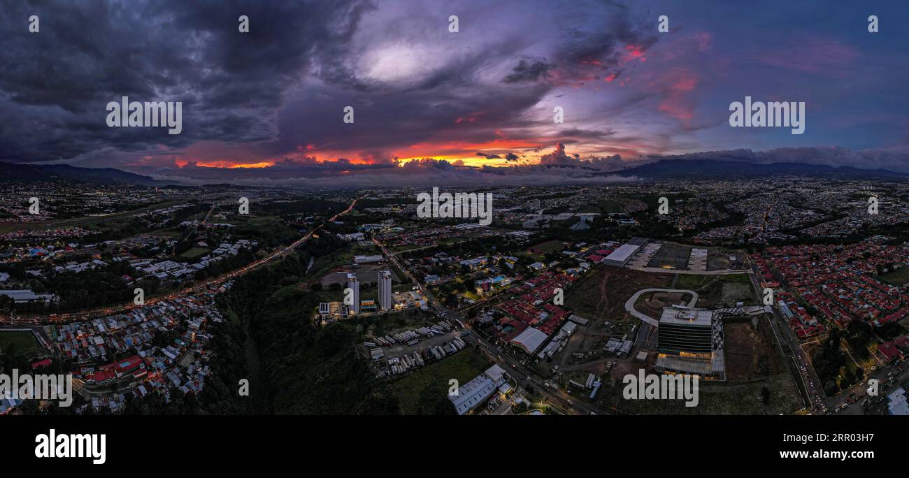 Splendida vista notturna aerea della città di Heredia Alajuela Costa Rica Foto Stock