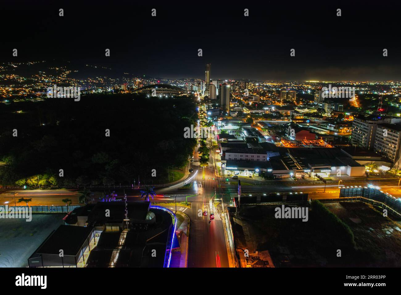 Splendida vista notturna aerea della città di Heredia Alajuela Costa Rica Foto Stock