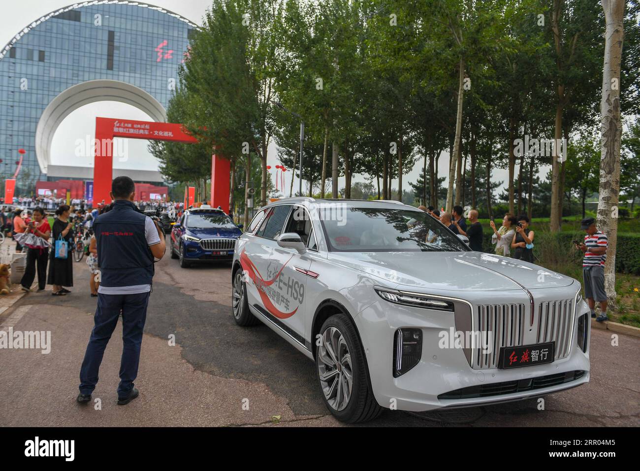 200728 -- CHANGCHUN, 28 luglio 2020 -- Una flotta di veicoli inizia un tour urbano durante un evento che presenta i prodotti e la cultura dell'iconico marchio automobilistico cinese Hongqi a Changchun, nella provincia di Jilin, nella Cina nordorientale, il 28 luglio 2020. CHINA-CHANGCHUN-AUTO-HONGQI CN ZhangxNan PUBLICATIONxNOTxINxCHN Foto Stock