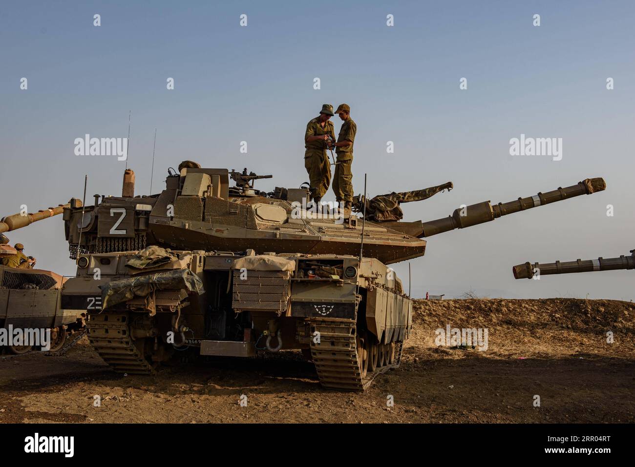 200729 -- ALTURE DEL GOLAN, 29 luglio 2020 Xinhua -- soldati israeliani sono visti su carri armati nelle alture del Golan occupate da Israele vicino alla linea Blu, una demarcazione di confine tracciata nel 2000 dalle Nazioni Unite dopo che Israele ha ritirato le sue forze dal Libano meridionale, 28 luglio 2020. I leader libanesi martedì hanno messo in guardia contro le crescenti tensioni di confine con Israele, mentre hanno sbattuto Israele per aver attaccato il sud del Libano un giorno prima, ha riferito il canale televisivo locale LBCI. Ayal Margolin/JINI via Xinhua MIDEAST-GOLAN HEIGHTS-ISRAELI SOLDIERS PUBLICATIONxNOTxINxCHN Foto Stock