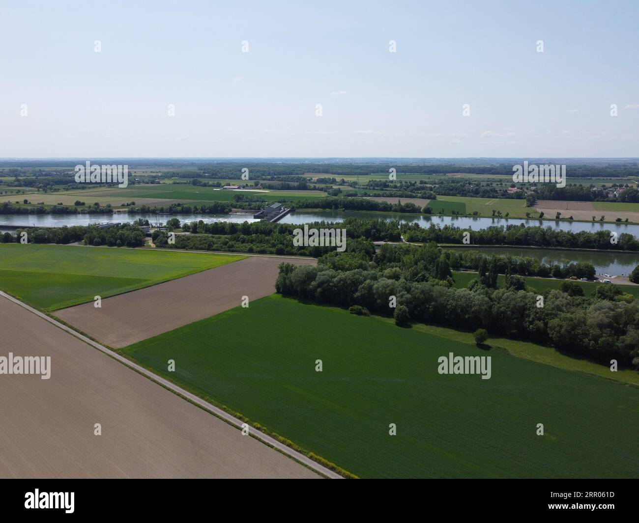 Fiume Danubio con campi prosciugati vicino a Woerth Donau e la chiusa di Geisling, Foto Stock