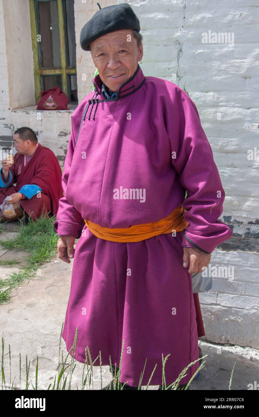 Ritratto di un uomo mongolo che indossa il tradizionale cervo o cappotto, presso il monastero di Erdene Zuu, nella valle di Orkhon Foto Stock