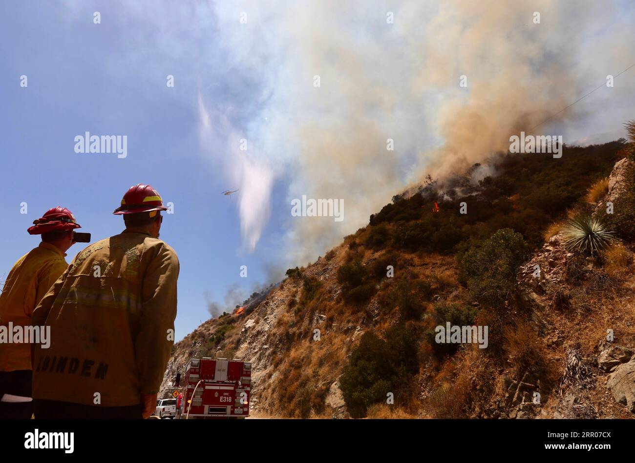 200801 -- LOS ANGELES, 1 agosto 2020 Xinhua -- i vigili del fuoco partecipano alla lotta contro gli incendi nella Angeles National Forest di Azusa, California, Stati Uniti, il 31 luglio 2020. Un incendio ha continuato a annerire la terra nella Angeles National Forest. Xinhua U.S.-LOS ANGELES-WILD FIRE PUBLICATIONxNOTxINxCHN Foto Stock