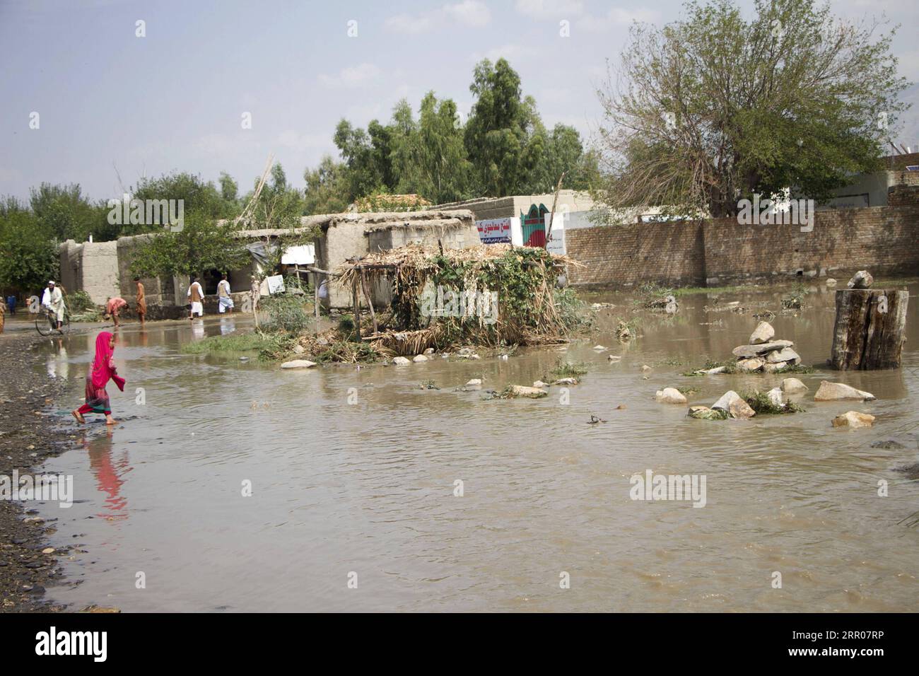 200801 -- JALALABAD, 1 agosto 2020 Xinhua -- foto scattata il 1 agosto 2020 mostra un'area allagata nel villaggio di Qalatak, distretto di Kozkunar, provincia di Nangarhar, Afghanistan. Almeno 16 persone, per lo più bambini, sono state uccise mentre l'inondazione rapida ha spazzato via diverse case nel distretto di Kozkunar, nella provincia orientale di Nangarhar dell'Afghanistan, venerdì sera tardi, ha detto il portavoce del governo provinciale Attaullah Khogiani sabato. Foto di Saifurahman Safi/Xinhua AFGHANISTAN-NANGARHAR-FLASH FLOOD PUBLICATIONxNOTxINxCHN Foto Stock