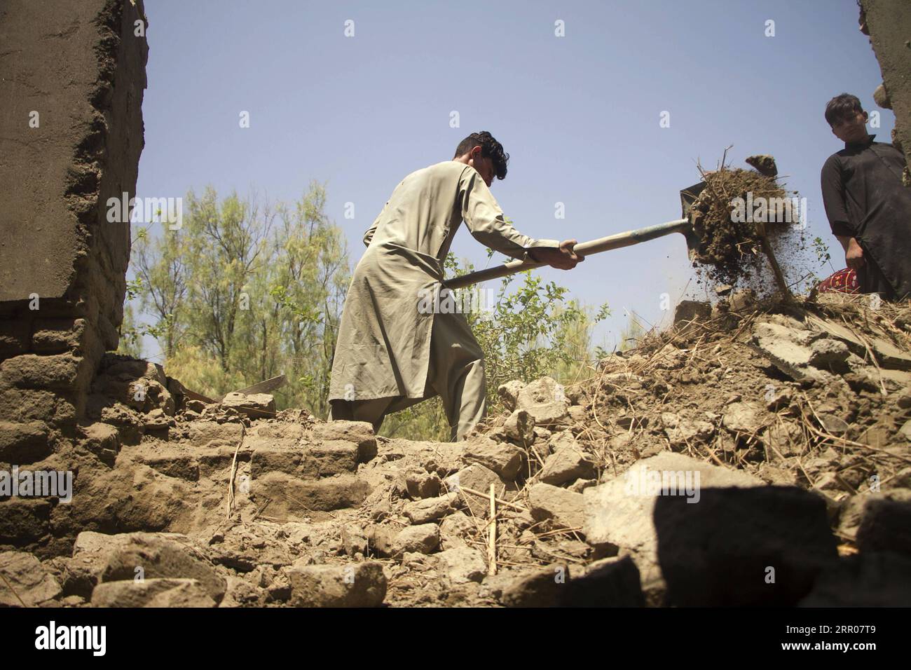 200801 -- JALALABAD, 1 agosto 2020 Xinhua -- un uomo afghano lavora dopo un'alluvione nel villaggio di Qalatak, distretto di Kozkunar, provincia di Nangarhar, Afghanistan, 1 agosto 2020. Almeno 16 persone, per lo più bambini, sono state uccise mentre l'inondazione rapida ha spazzato via diverse case nel distretto di Kozkunar, nella provincia orientale di Nangarhar dell'Afghanistan, venerdì sera tardi, ha detto il portavoce del governo provinciale Attaullah Khogiani sabato. Foto di Saifurahman Safi/Xinhua AFGHANISTAN-NANGARHAR-FLASH FLOOD PUBLICATIONxNOTxINxCHN Foto Stock