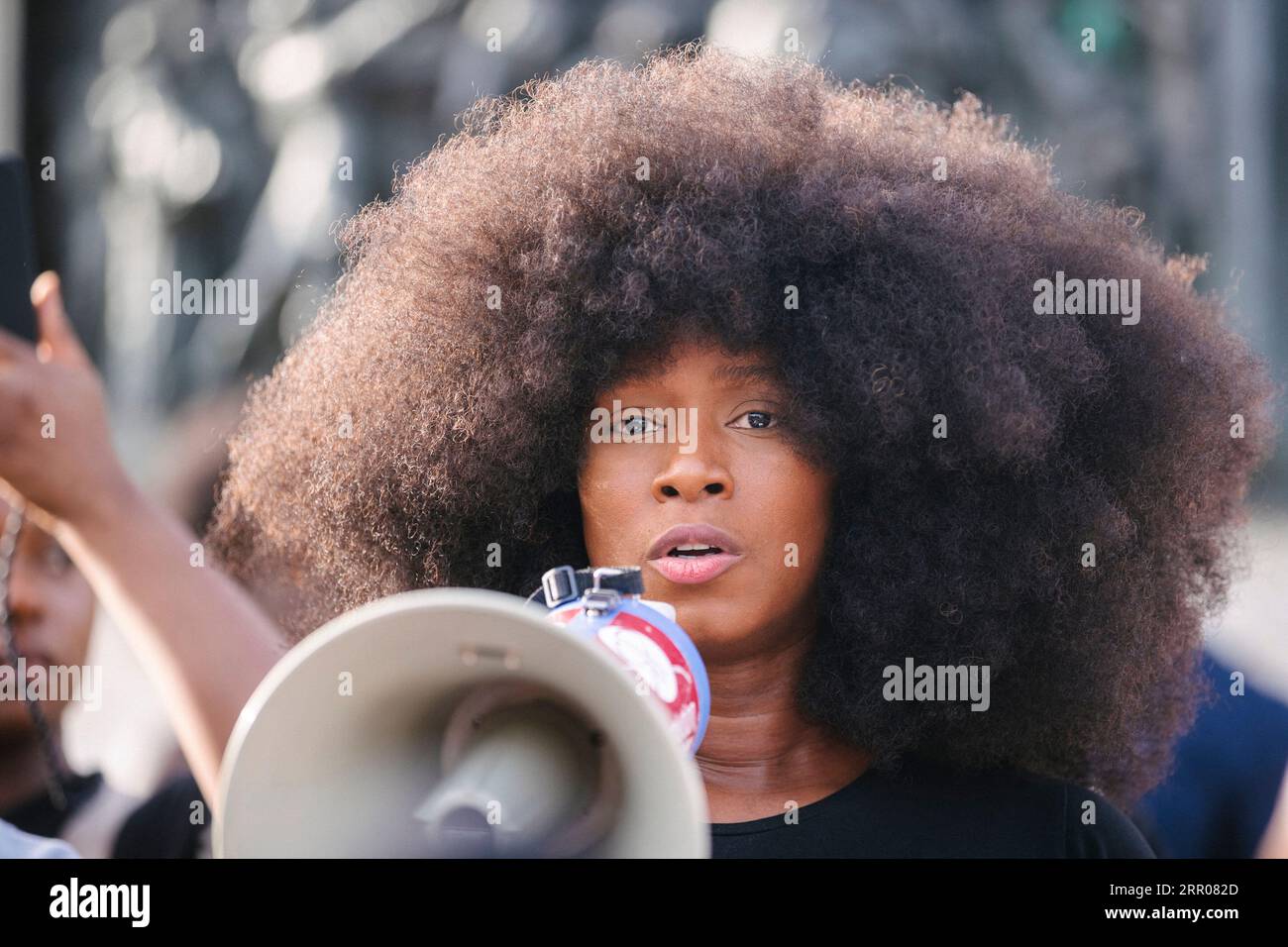 Parigi, Francia il 5 settembre 2023. Attivista e leader del Comitato verità e giustizia per Adama Assa Traore partecipa a una manifestazione chiamata dalla famiglia di Adama Traore "per denunciare il fallimento della giustizia" dopo che il caso è stato respinto, a Place de la Republique a Parigi, in Francia il 5 settembre 2023. I magistrati incaricati delle indagini giudiziarie sulla morte di Adama Traore nel luglio 2016, che è diventata un simbolo della violenza e del razzismo di cui sono accusate le forze di polizia, hanno respinto il caso contro i gendarmi francesi che lo hanno arrestato. Foto di Jeremy Paoloni/ABACAPRESS.COM Foto Stock