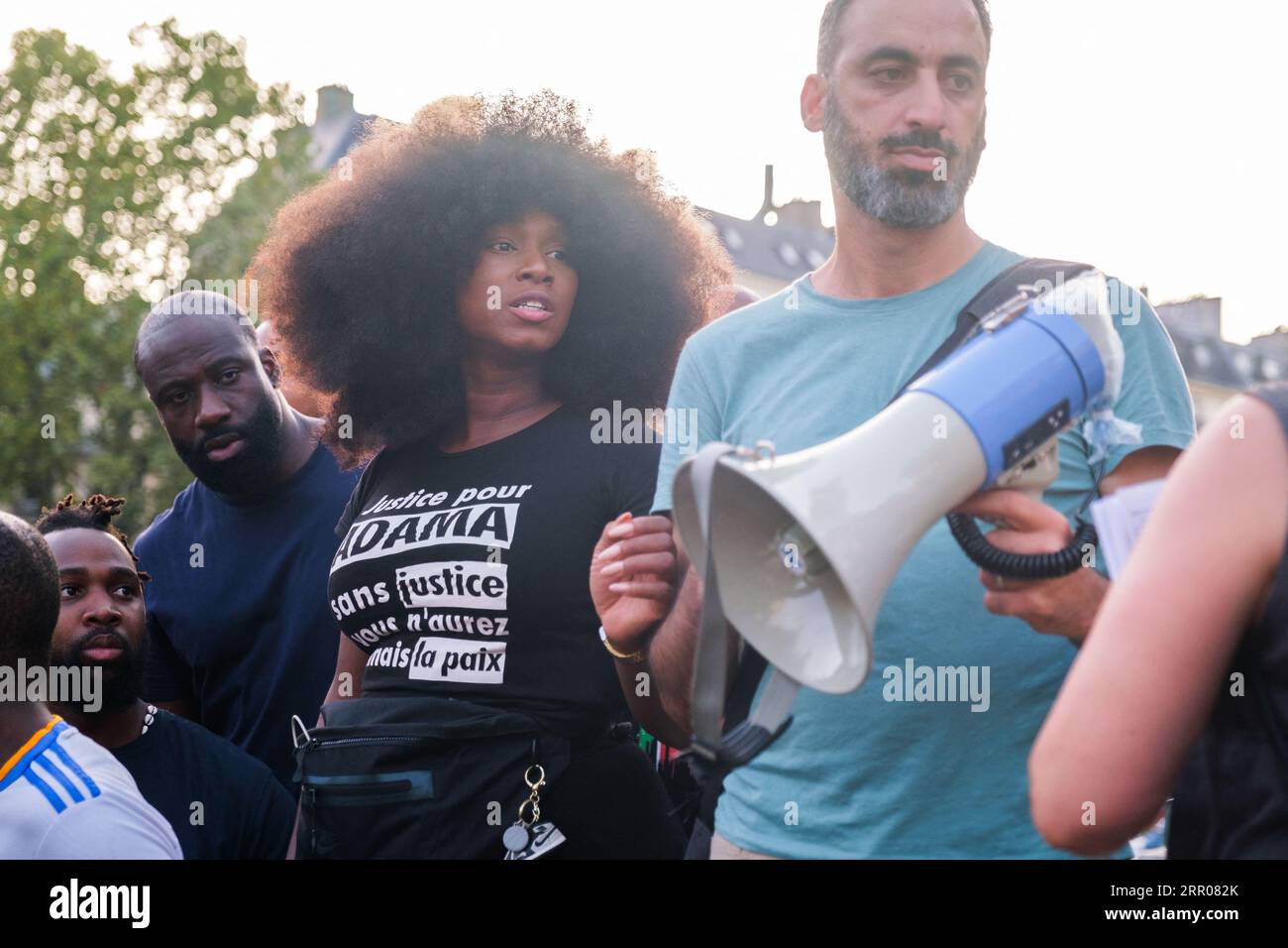 Parigi, Francia il 5 settembre 2023. Attivista e leader del Comitato verità e giustizia per Adama Assa Traore partecipa a una manifestazione chiamata dalla famiglia di Adama Traore "per denunciare il fallimento della giustizia" dopo che il caso è stato respinto, a Place de la Republique a Parigi, in Francia il 5 settembre 2023. I magistrati incaricati delle indagini giudiziarie sulla morte di Adama Traore nel luglio 2016, che è diventata un simbolo della violenza e del razzismo di cui sono accusate le forze di polizia, hanno respinto il caso contro i gendarmi francesi che lo hanno arrestato. Foto di Pierrick Villette/ABACAPRESS.COM Foto Stock