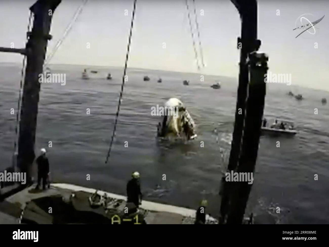 200802 -- PENSACOLA U.S., 2 agosto 2020 Xinhua -- nel frame grab della NASA TV, la navicella spaziale SpaceX Crew Dragon Endeavour viene issata dal Golfo del Messico sul ponte della nave di recupero SpaceX GO Navigator al largo della costa di Pensacola, Florida, Stati Uniti, il 2 agosto 2020. La navicella spaziale SpaceX Crew Dragon Endeavour che trasporta due astronauti della NASA ha fatto paracadutismo nel Golfo del Messico al largo della costa della Florida domenica, completando una missione di due mesi nella stazione spaziale Internazionale ISS. NASA TV/HANDOUT VIA XINHUA U.S.-COAST DI PENSACOLA-SPACEX-CREW DRAGON ENDEAVOR S. Foto Stock