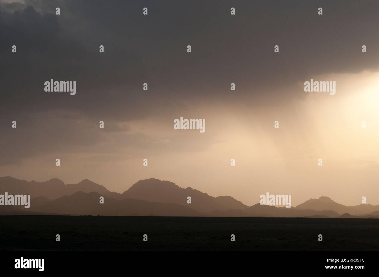 Altai gamma al crepuscolo, deserto dei Gobi e Mongolia Foto Stock