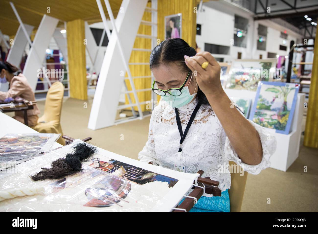 200804 -- BANGKOK, 4 agosto 2020 -- un espositore lavora su lavori di ricamo durante il cuore legati da Arts and Crafts, A New Way of the Handicraft Arts under the Royal Patronage event a Bangkok, Thailandia, 4 agosto 2020. L'evento si terrà a Bangkok dall'1 al 5 agosto. Artigianato e arti creati da maestri artigiani, artigiani e artigiani storici sono esposti in oltre 400 stand durante l'evento. THAILANDIA-BANGKOK-ARTIGIANATO ZhangxKeren PUBLICATIONxNOTxINxCHN Foto Stock