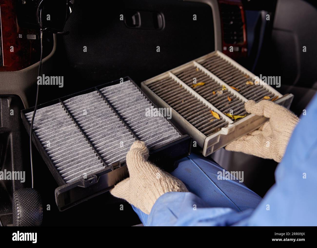 Filtri dell'aria dell'impianto di climatizzazione dell'auto vecchi e nuovi Foto Stock