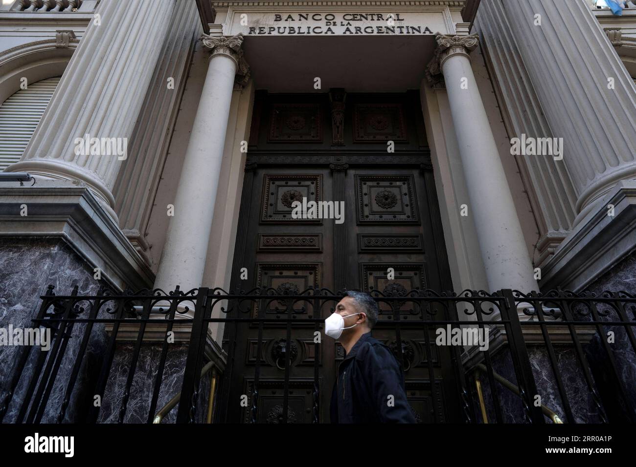 200805 -- BUENOS AIRES, 5 agosto 2020 Xinhua -- Un uomo passa dalla Banca centrale dell'Argentina a Buenos Aires, Argentina, 4 agosto 2020. Martedì il governo argentino ha confermato di aver raggiunto un accordo con i suoi tre principali gruppi di creditori privati e altri obbligazionisti di minoranza per ristrutturare una parte del debito estero del paese, del valore di 66,2 miliardi di dollari. Foto di Martin Zabala/Xinhua ARGENTINA-CREDIT-DEBT PUBLICATIONxNOTxINxCHN Foto Stock