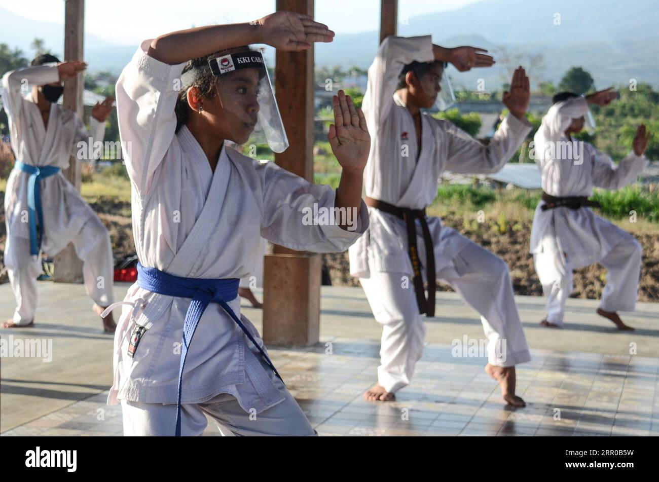 200807 -- PECHINO, 7 agosto 2020 -- i bambini che indossano uno scudo facciale praticano il karate in mezzo all'epidemia di COVID-19 a Malang, Giava Orientale, Indonesia, 6 agosto 2020. Foto di /Xinhua XINHUA FOTO DEL GIORNO AdityaxHendra PUBLICATIONxNOTxINxCHN Foto Stock