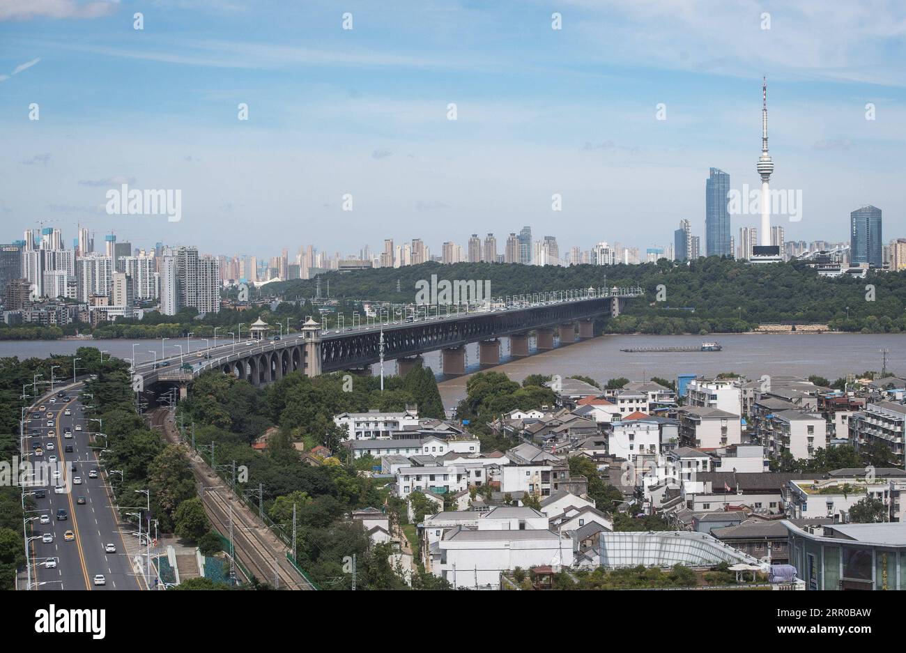 200807 -- WUHAN, 7 agosto 2020 -- Una barca naviga vicino al ponte sul fiume Yangtze a Wuhan, nella provincia di Hubei della Cina centrale, 7 agosto 2020. Il livello dell'acqua alla stazione idrologica di Hankou, un punto cruciale del fiume Yangtze, è sceso al di sotto del livello dell'acqua di avvertimento a partire dalle 2 di venerdì. Wuhan ha declassato la risposta di emergenza per il controllo delle inondazioni nel fiume Yangtze e nelle aree lungo il fiume dal livello II al livello III a partire da giovedì. CHINA-HUBEI-WUHAN-YANGTZE RIVER-WATER LEVEL CN XIAOXYIJIU PUBLICATIONXNOTXINXCHN Foto Stock