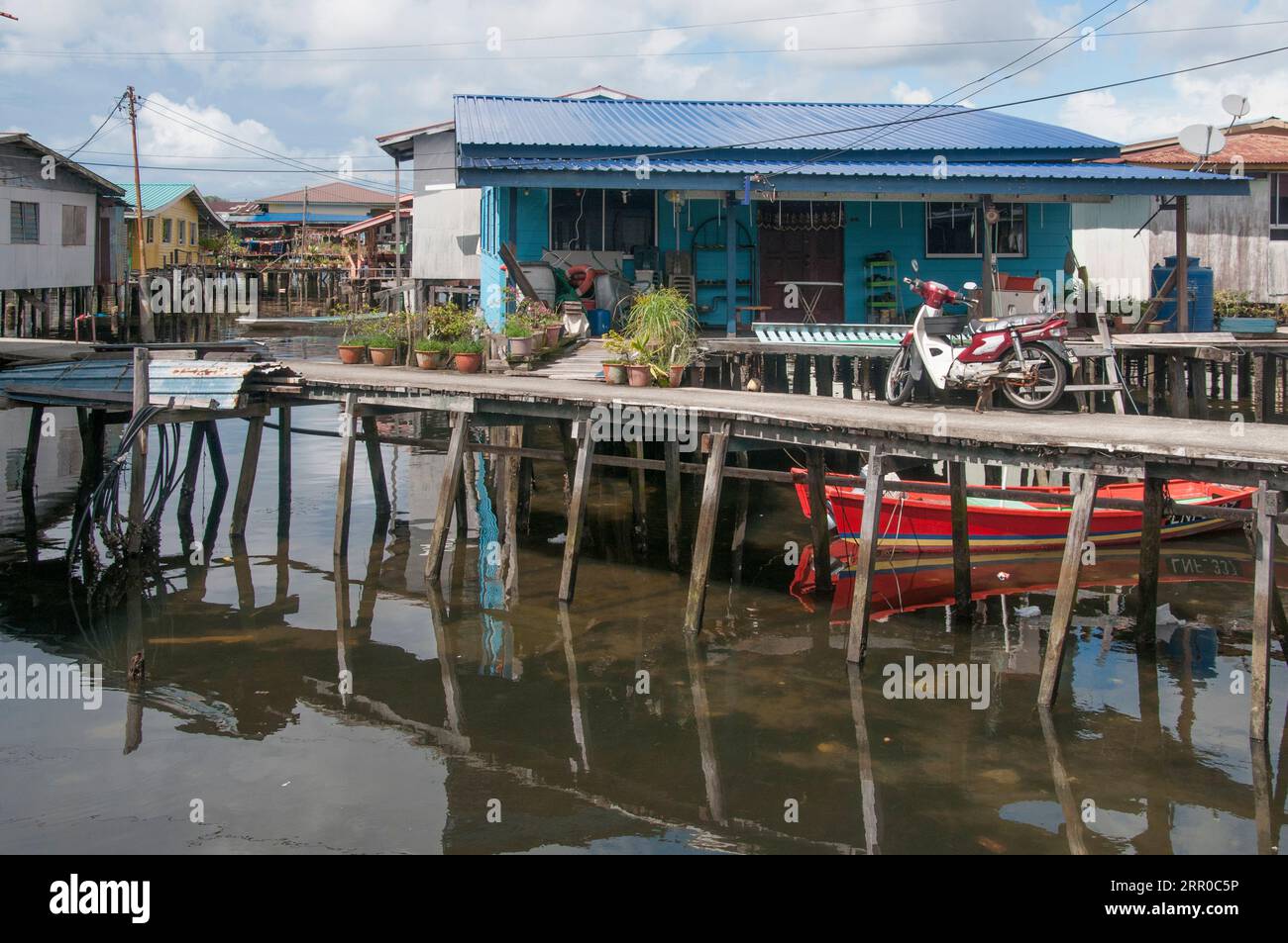 Villaggio galleggiante o palafitta di Kampung Ayer sull'isola di Labuan, Malesia Foto Stock