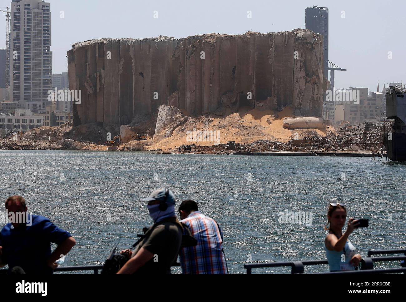 200808 -- BEIRUT, 8 agosto 2020 Xinhua -- Un fienile danneggiato è visto al porto di Beirut in Libano, 8 agosto 2020. Il Ministero della salute libanese ha annunciato sabato che 158 persone sono morte e 6.000 sono state ferite dalle enormi esplosioni che hanno colpito il porto di Beirut martedì. Xinhua/Bilal Jawich LEBANON-BEIRUT-EXPLOSION-DAMAGE PUBLICATIONxNOTxINxCHN Foto Stock