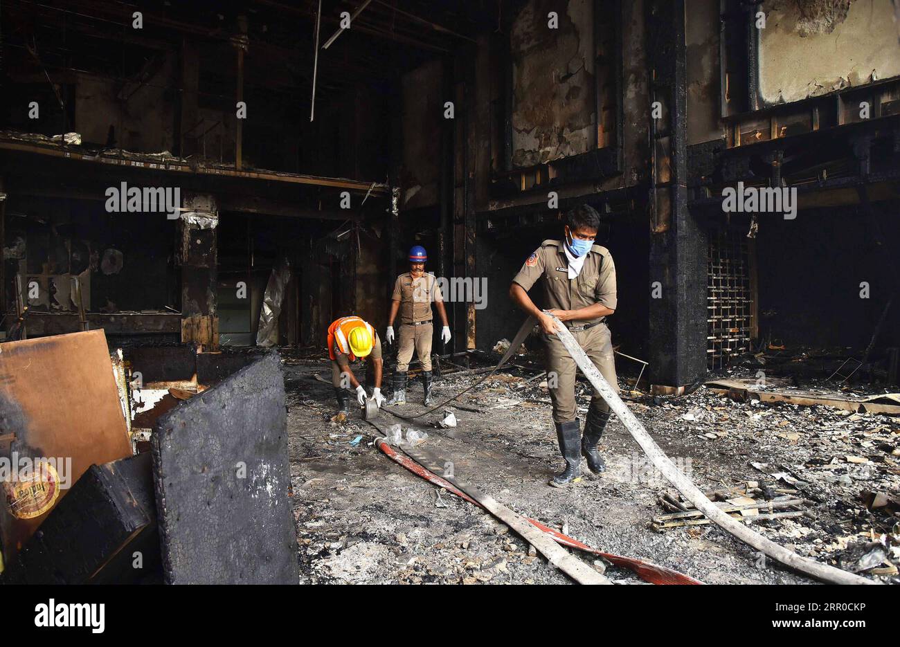 200809 -- ANDHRA PRADESH, 9 agosto 2020 -- i vigili del fuoco avvolgono i tubi dell'acqua dopo aver gettato un incendio in una struttura COVID-19 convertita da un hotel nel distretto di Vijayawada, nello stato meridionale dell'Andhra Pradesh, 9 agosto 2020. Almeno sette persone sono morte nello stato meridionale dell'India, Andhra Pradesh, quando un incendio ha inghiottito una struttura COVID-19 domenica mattina, ha detto un funzionario dell'amministrazione locale. Str/Xinhua INDIA-ANDHRA PRADESH-COVID-19-FACILITY-FIRE Stringer PUBLICATIONxNOTxINxCHN Foto Stock