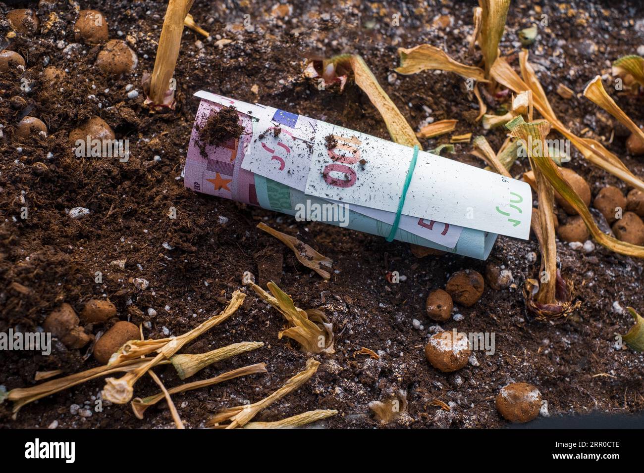 un pacco sporco di euro caduto a terra, da vicino all'aperto Foto Stock