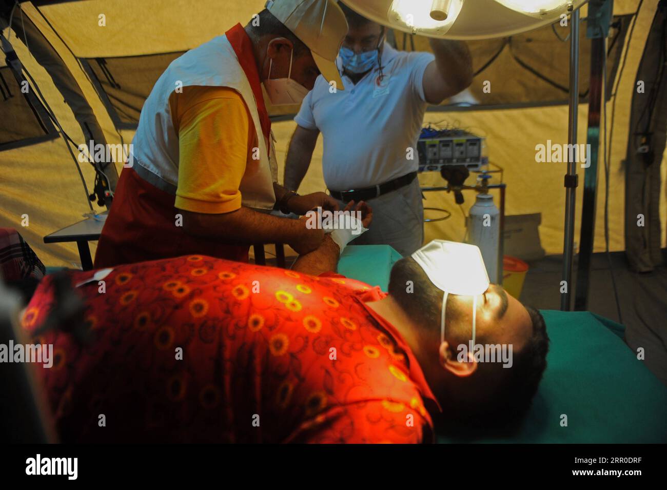 200810 -- BEIRUT, 10 agosto 2020 Xinhua -- i medici curano un paziente all'ospedale da campo assistito dall'Iran a Beirut, Libano, il 10 agosto 2020. Il Libano ha ricevuto ospedali da campo da diversi paesi negli ultimi giorni. Xinhua/Bilal Jawich LEBANON-BEIRUT-BLASTS-FIELD HOSPITAL PUBLICATIONxNOTxINxCHN Foto Stock