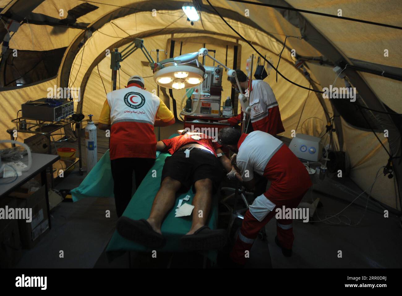 200810 -- BEIRUT, 10 agosto 2020 Xinhua -- i medici curano un paziente all'ospedale da campo assistito dall'Iran a Beirut, Libano, il 10 agosto 2020. Il Libano ha ricevuto ospedali da campo da diversi paesi negli ultimi giorni. Xinhua/Bilal Jawich LEBANON-BEIRUT-BLASTS-FIELD HOSPITAL PUBLICATIONxNOTxINxCHN Foto Stock