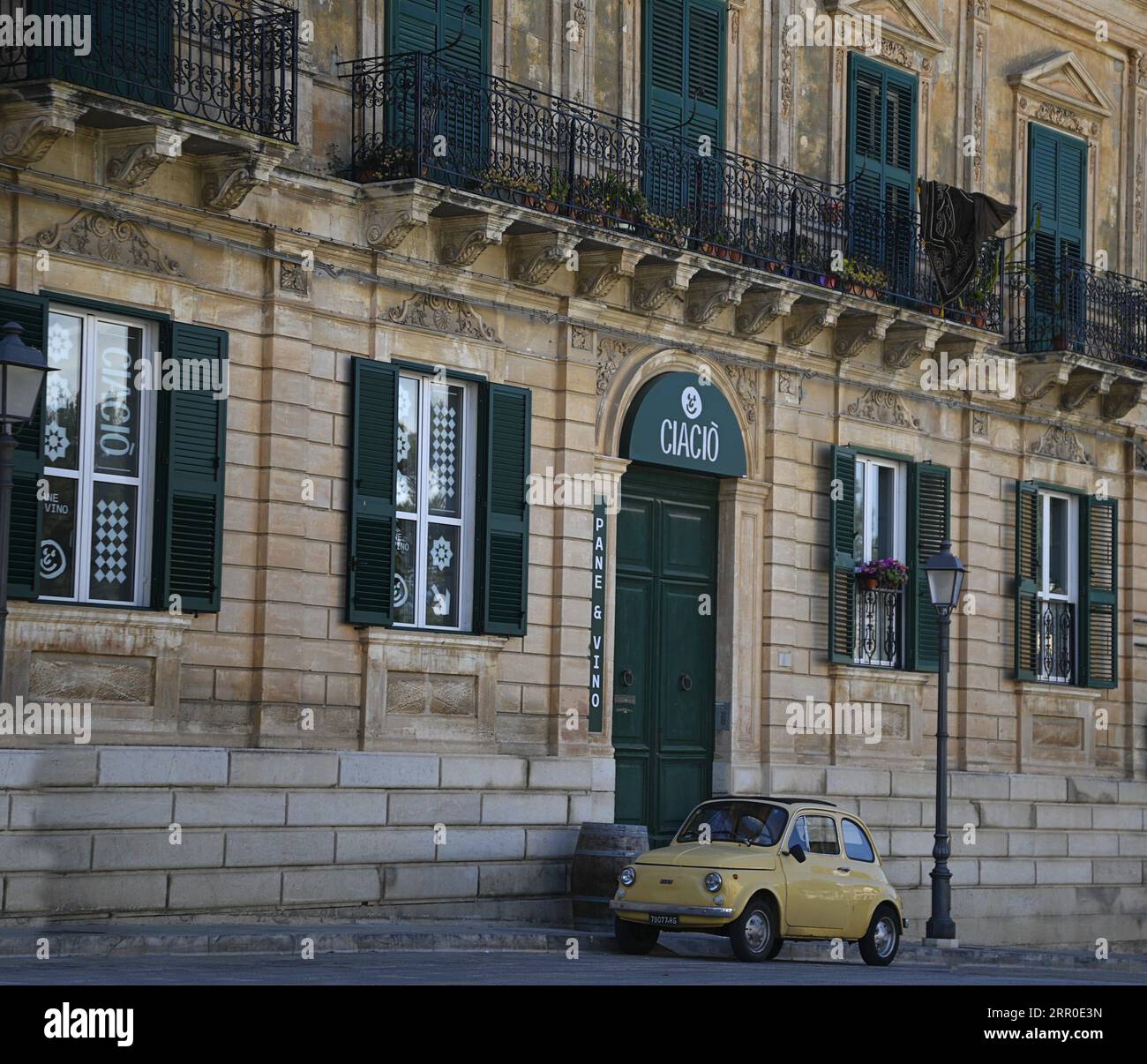Fiat 500 d'epoca parcheggiata di fronte al ristorante di cucina siciliana Ciaciò Pane e vino in Piazza G.B. Hodierna a Ragusa Ibla Sicilia, Italia. Foto Stock