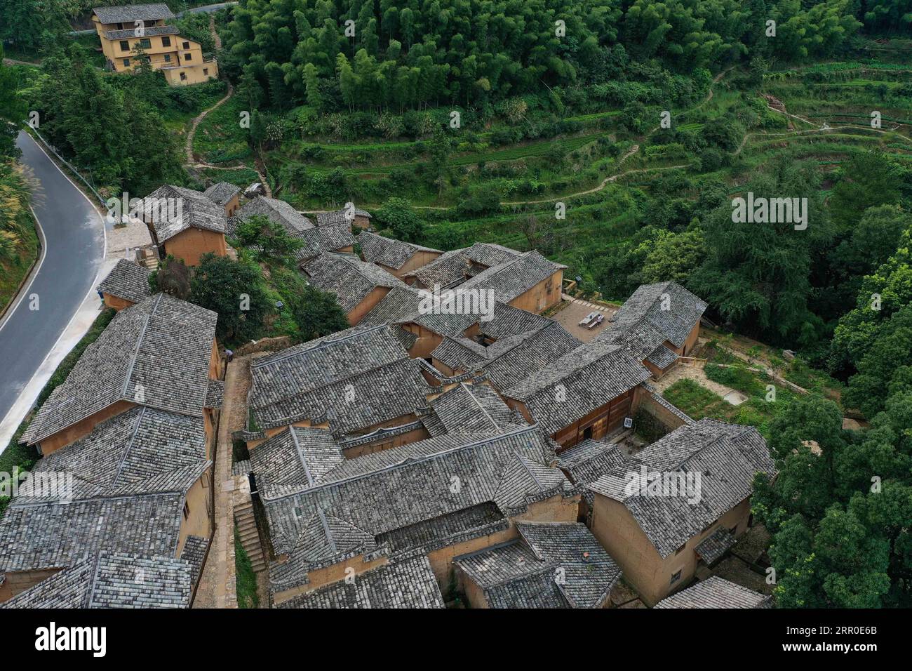 200811 -- HANGZHOU, 11 agosto 2020 -- foto aerea scattata il 18 luglio 2020 mostra una vista del villaggio di Shangtian nella contea di Songyang, nella città di Lishui, nella provincia di Zhejiang nella Cina orientale. Negli ultimi anni, la contea di Songyang ha investito quasi 300 milioni di yuan circa 43 milioni di dollari statunitensi nel rinnovamento e nella protezione dei villaggi tradizionali locali. Nel frattempo, la contea ha approfittato dei tradizionali caratteri rurali per sviluppare il turismo locale. Entro la fine del 2019, sono stati sviluppati un totale di 526 alloggi in famiglia e le entrate turistiche annuali della contea hanno raggiunto 170 milioni di yuan circa 24 milioni di dollari USA i Foto Stock