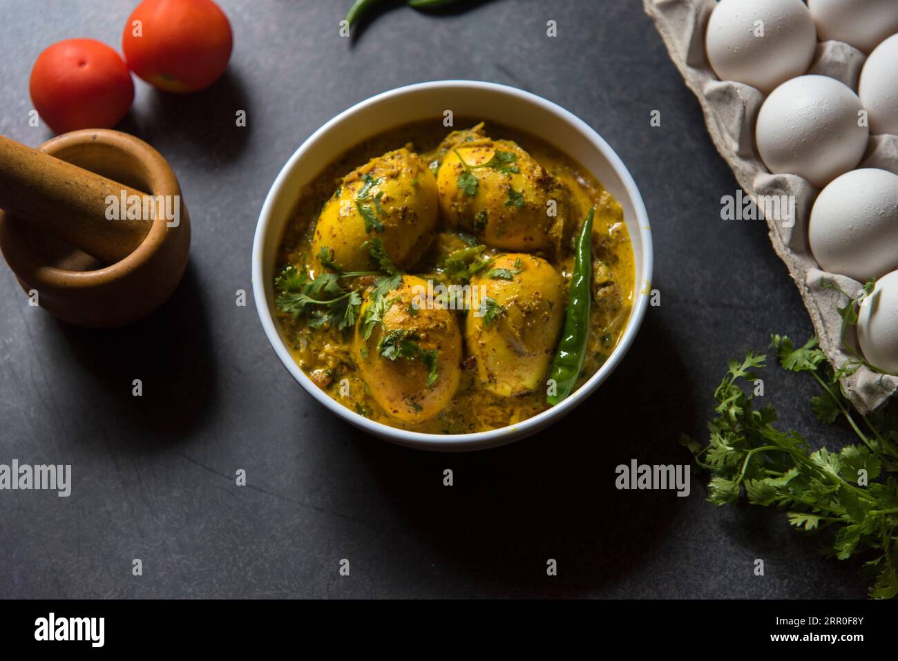 Al curry di masala all'uovo in salsa di senape servito in una ciotola. Foto Stock